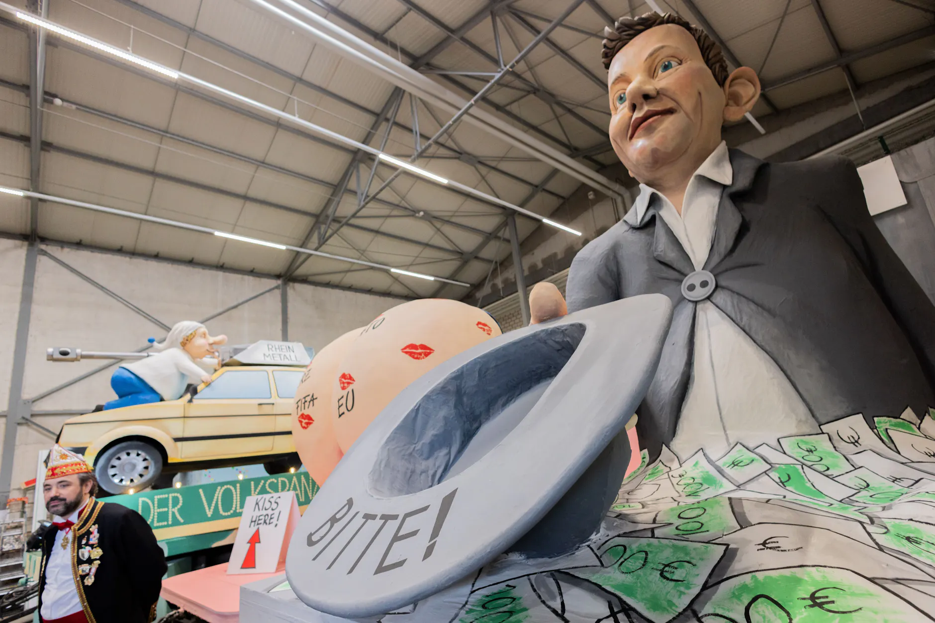Köln 2026: Ein Motivwagen für den Kölner Rosenmontagszug, der Finanzminister Klingbeil mit einem Hut und viel Geld zeigt.