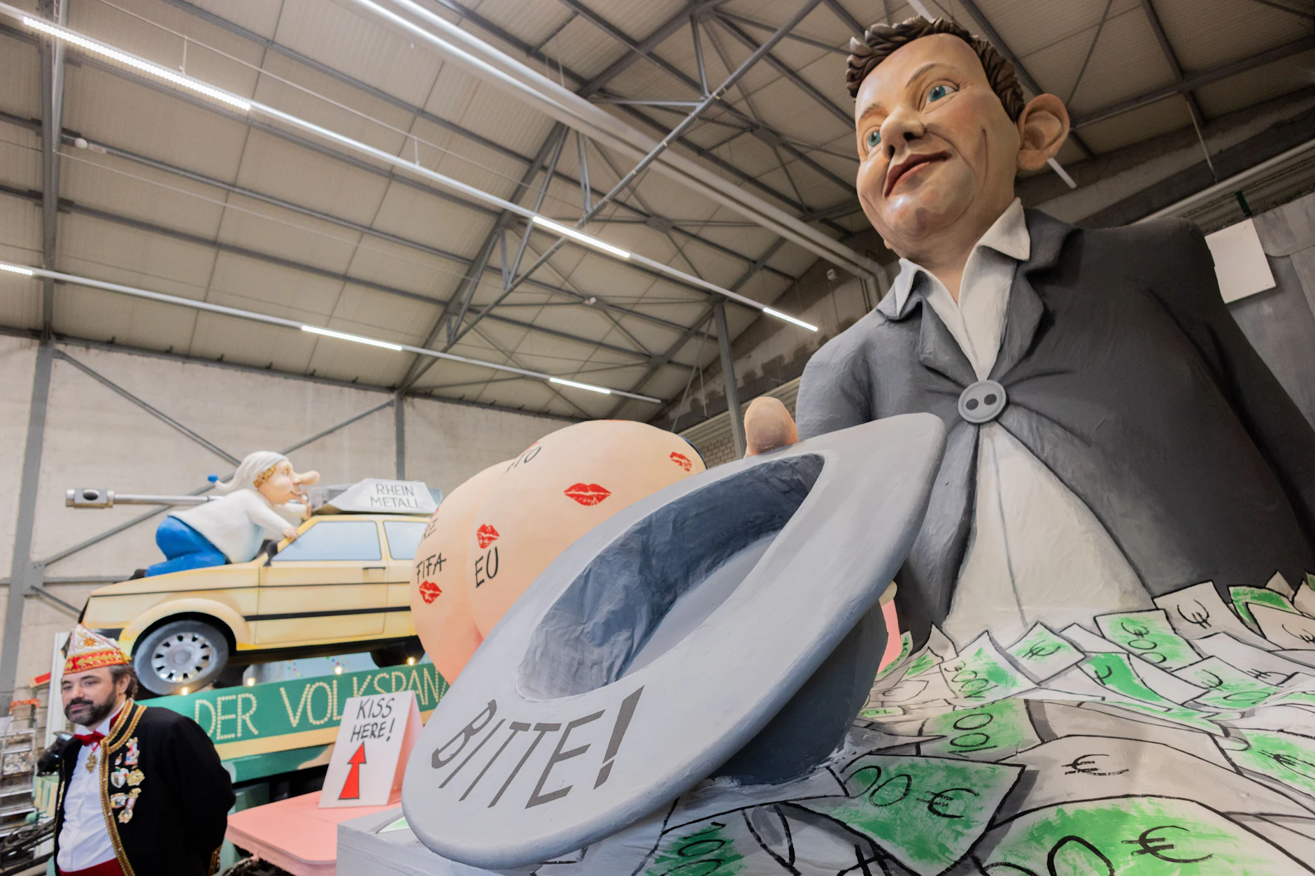 Köln 2026: Ein Motivwagen für den Kölner Rosenmontagszug, der Finanzminister Klingbeil mit einem Hut und viel Geld zeigt.