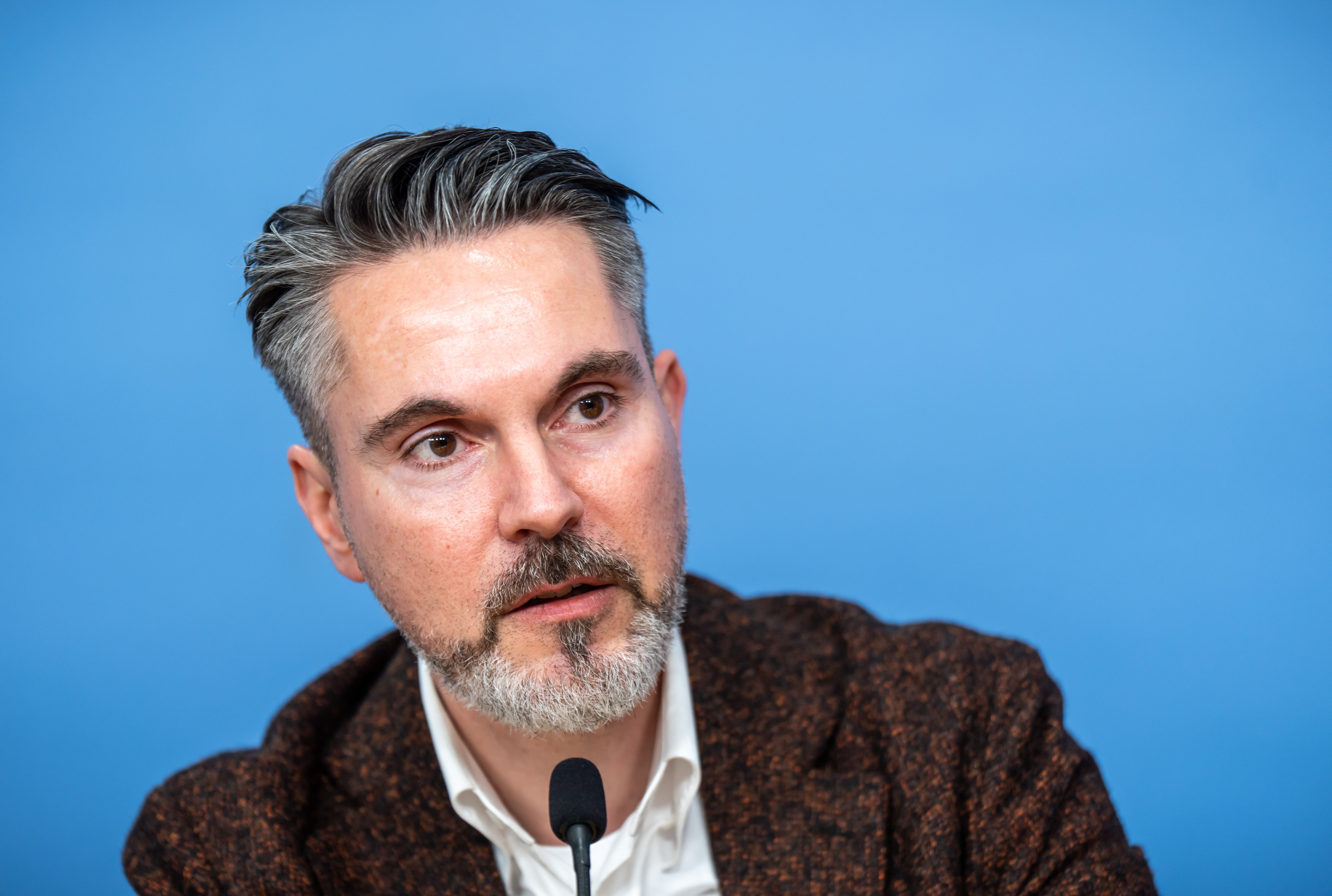 De Masi attackiert Klingbeil wegen Spritpreisen: „Größter Profiteur der Abzocke an den Tankstellen“