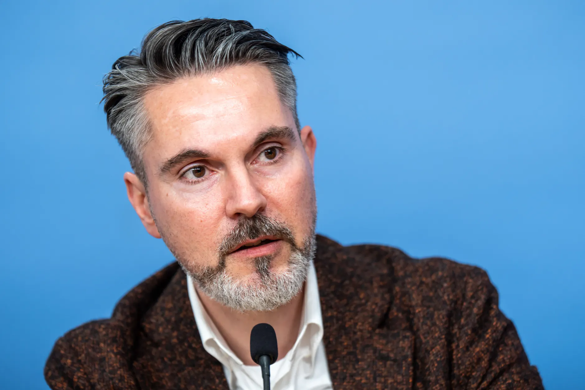 Fabio De Masi, designierter BSW-Bundesvorsitzender, wirft Finanzminister Lars Klingbeil vor, dass der Bund von hohen Spritpreisen profitiert.