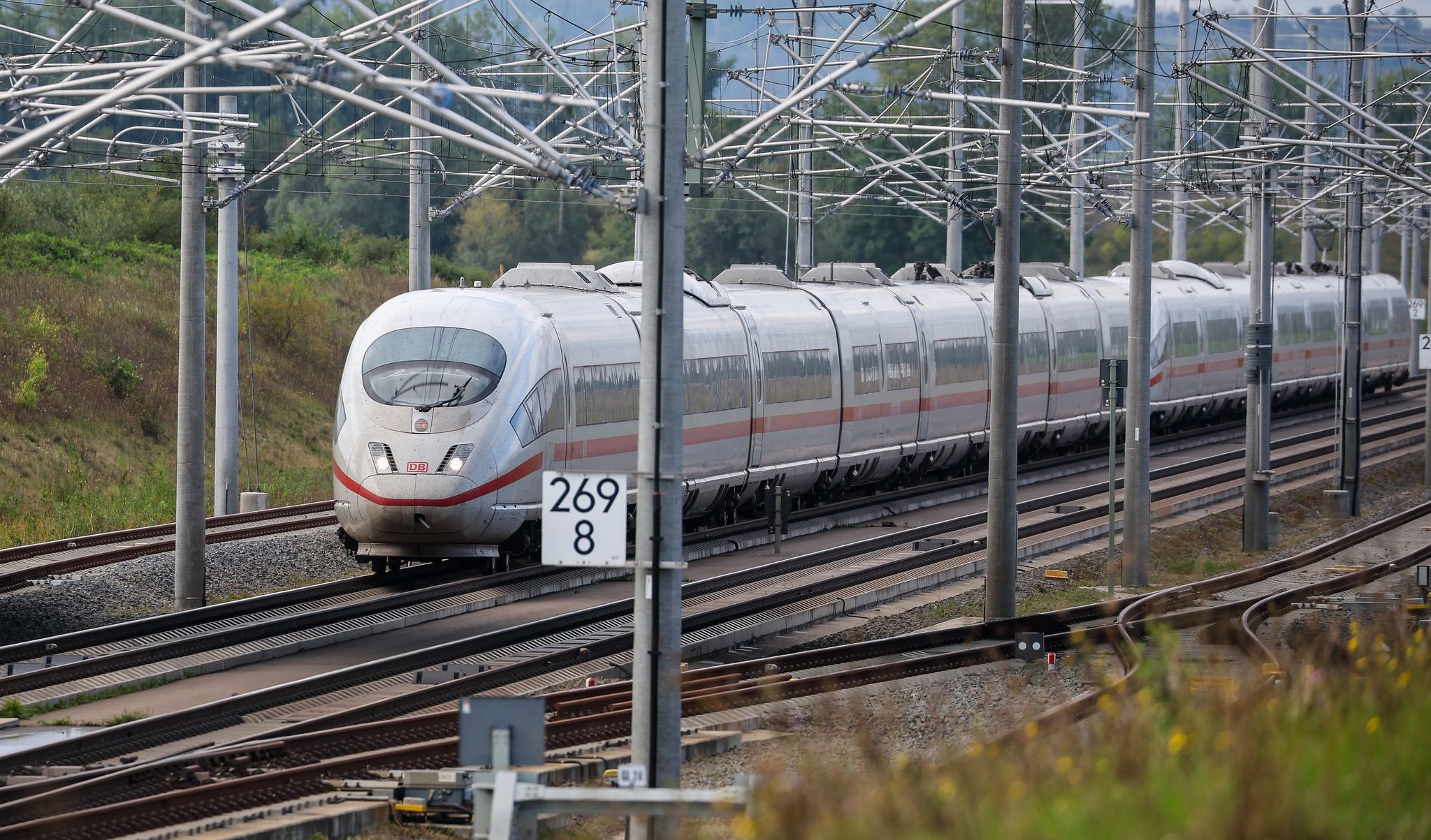 ICE-Drama zwischen Berlin und Halle: Hunderte Reisende im Zug gefangen