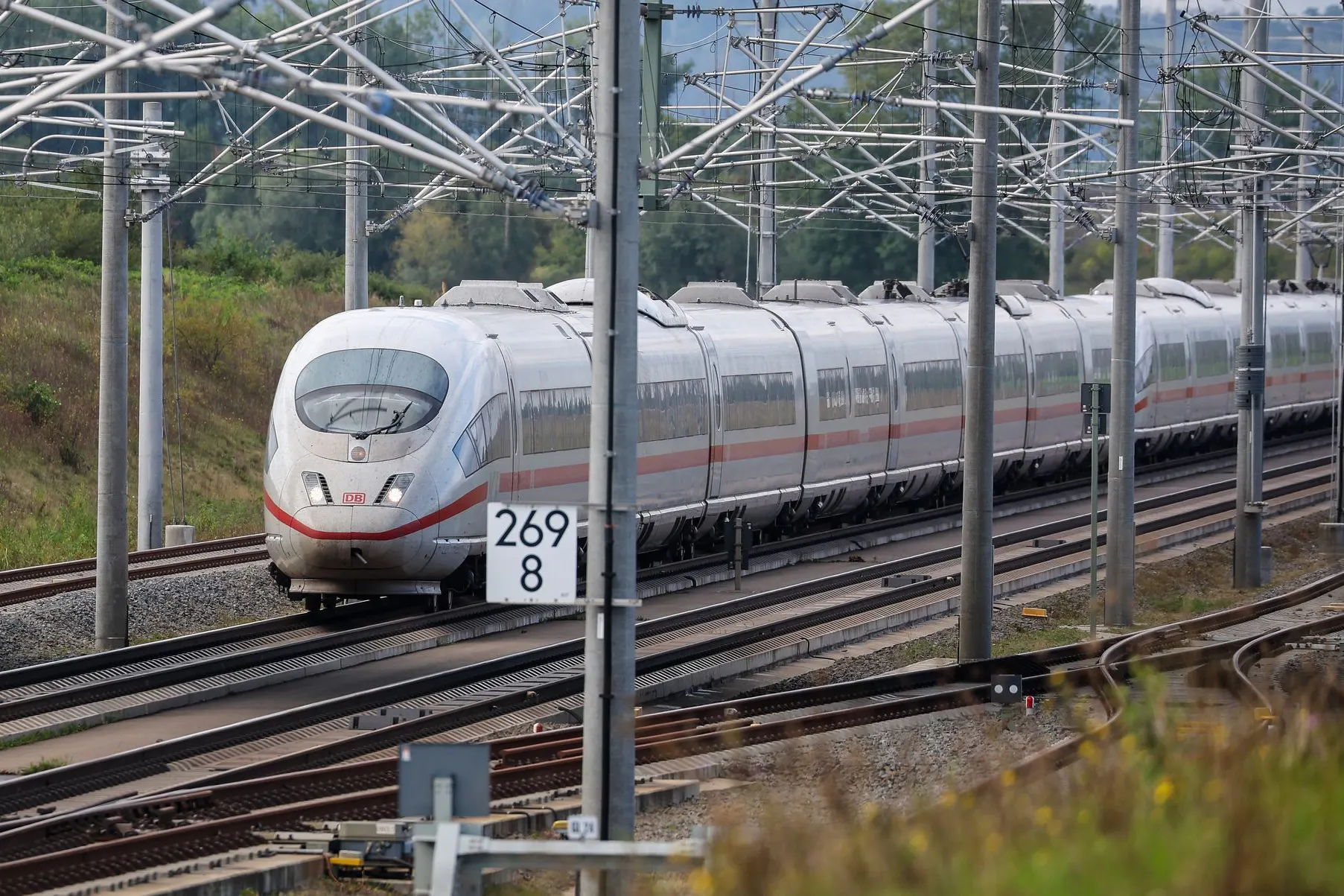 Ein ICE 3 fährt auf der Neubaustrecke Berlin-München südwestlich von Halle (Saale) in Richtung Norden.