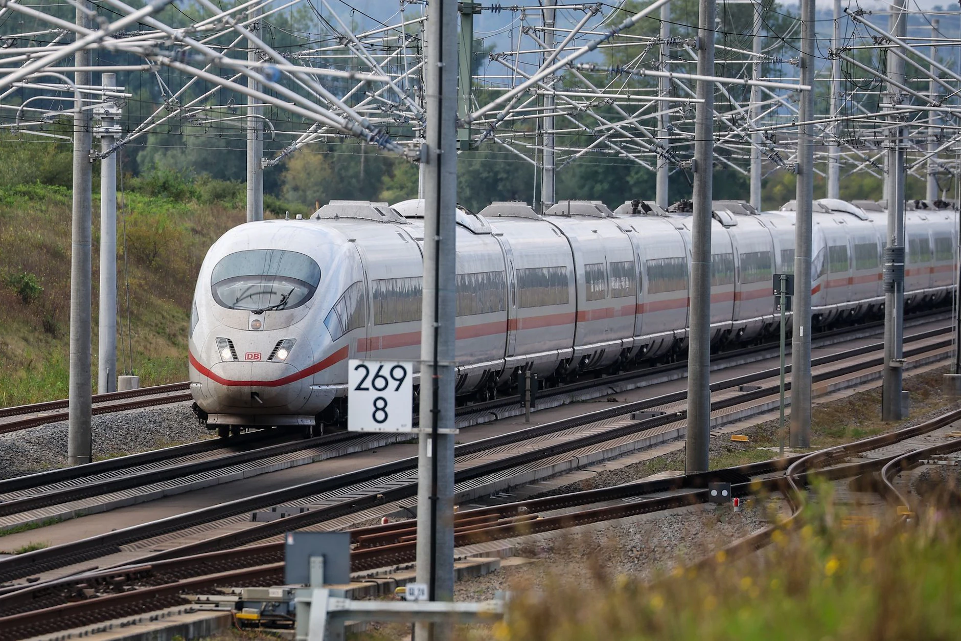 ICE-Drama zwischen Berlin und Halle: Hunderte Reisende im Zug gefangen