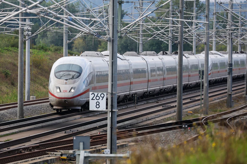 ICE-Drama zwischen Berlin und Halle: Hunderte Reisende im Zug gefangen