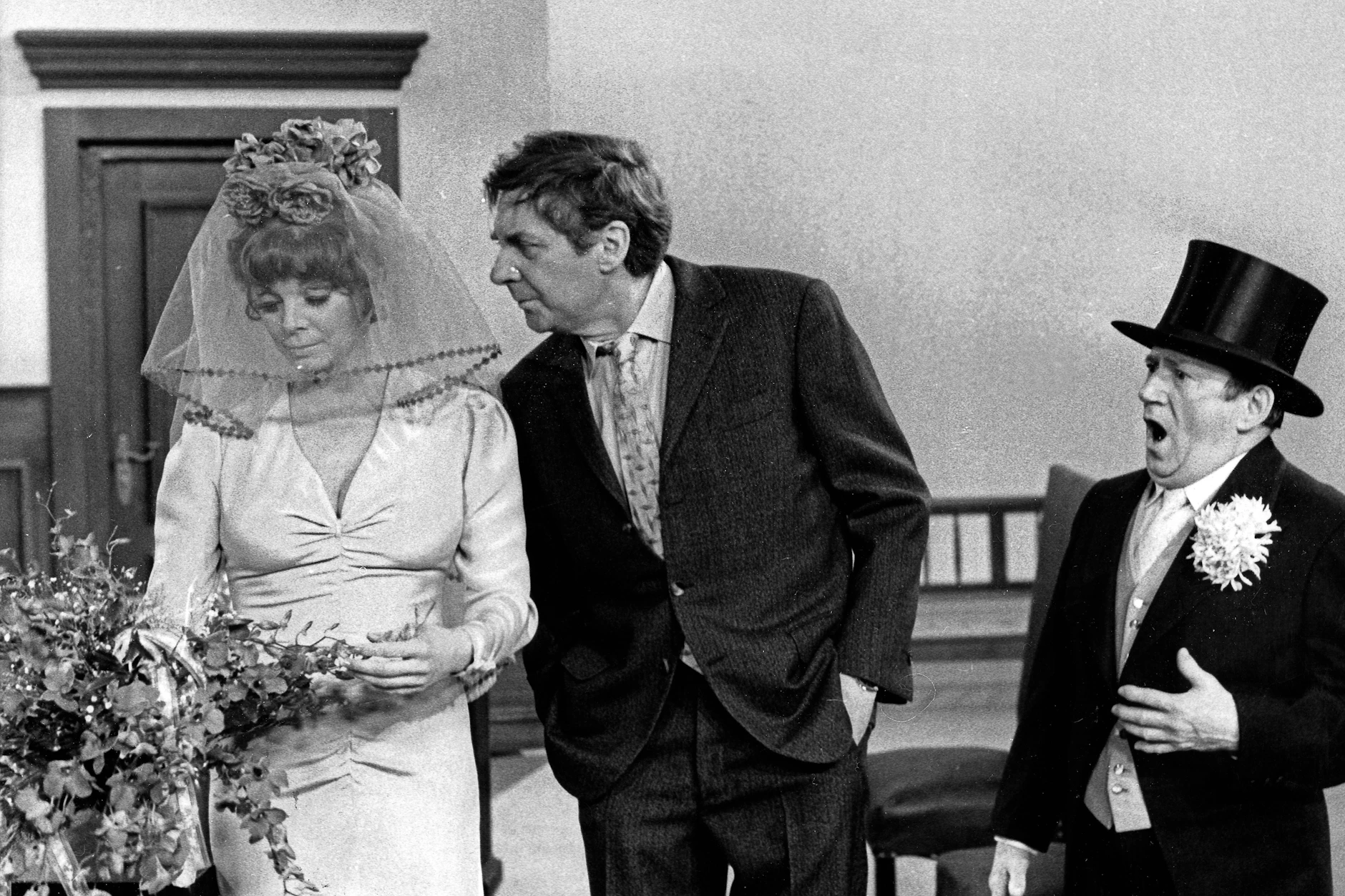 Nach der Flucht aus der DDR in den Westen: Harald Juhnke, Grit Böttcher und Eberhard Cohrs in „Ein verrücktes Paar“.