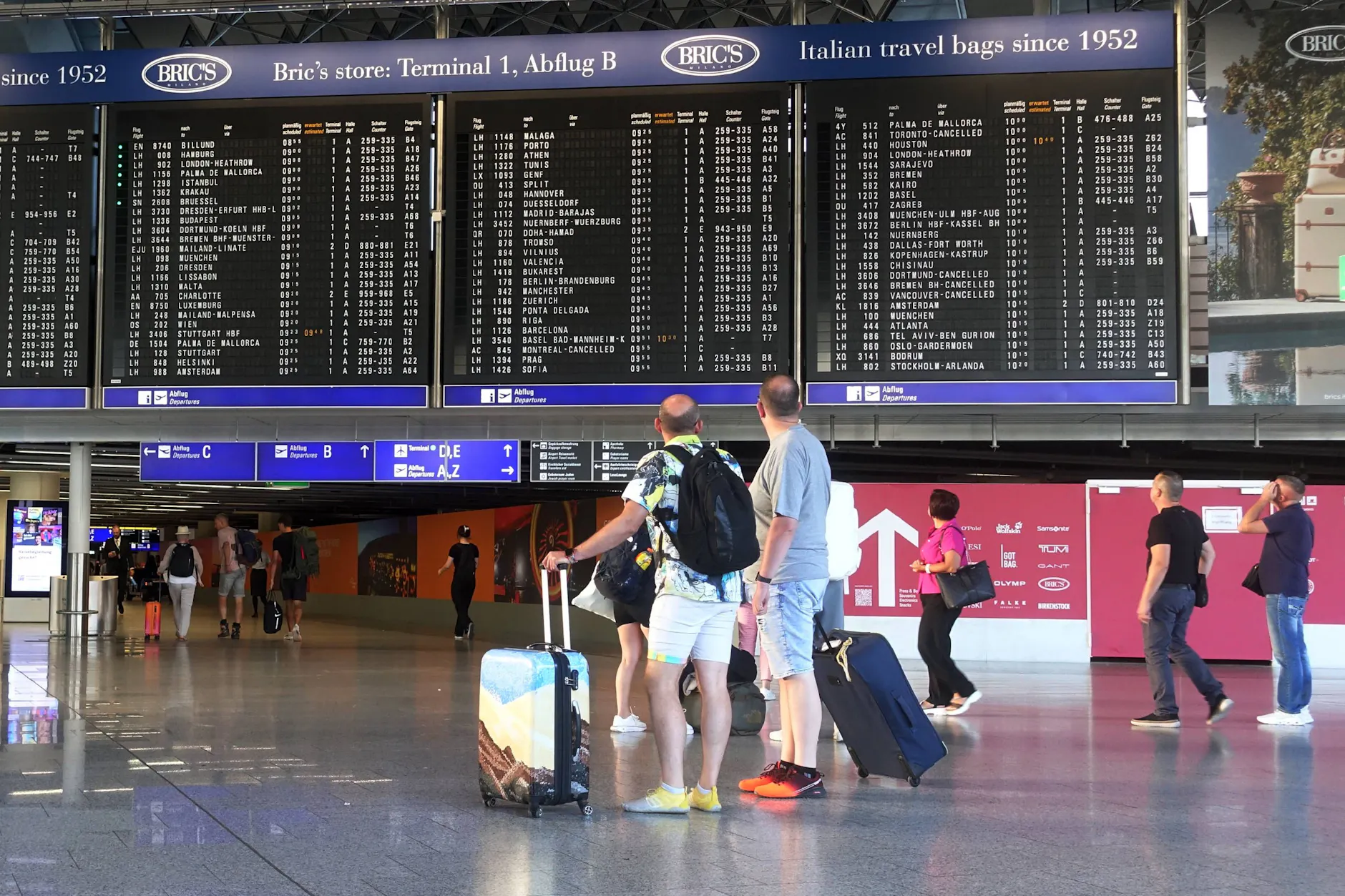 Reisende in der Abflughalle am Frankfurter Flughafen: Unsichere Flugrouten und steigende Preise verändern die Urlaubsplanung vieler Deutscher.
