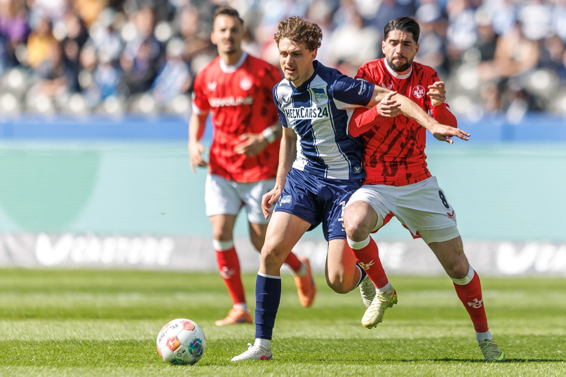 Auch der eingewechselte Maurice Krattenmacher kann Hertha BSC gegen Kaiserlautern nicht helfen.