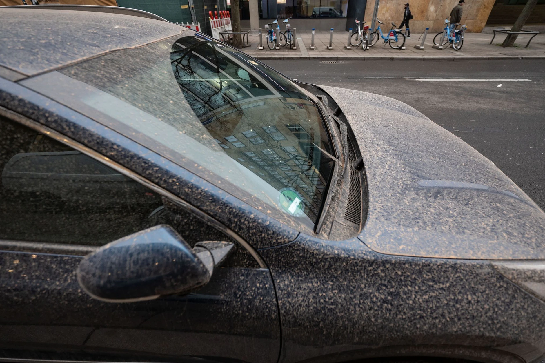 Der Regen spült den Saharastaub aus der Atmohphäre. Auf Autos ist das besonders gut zu sehen.