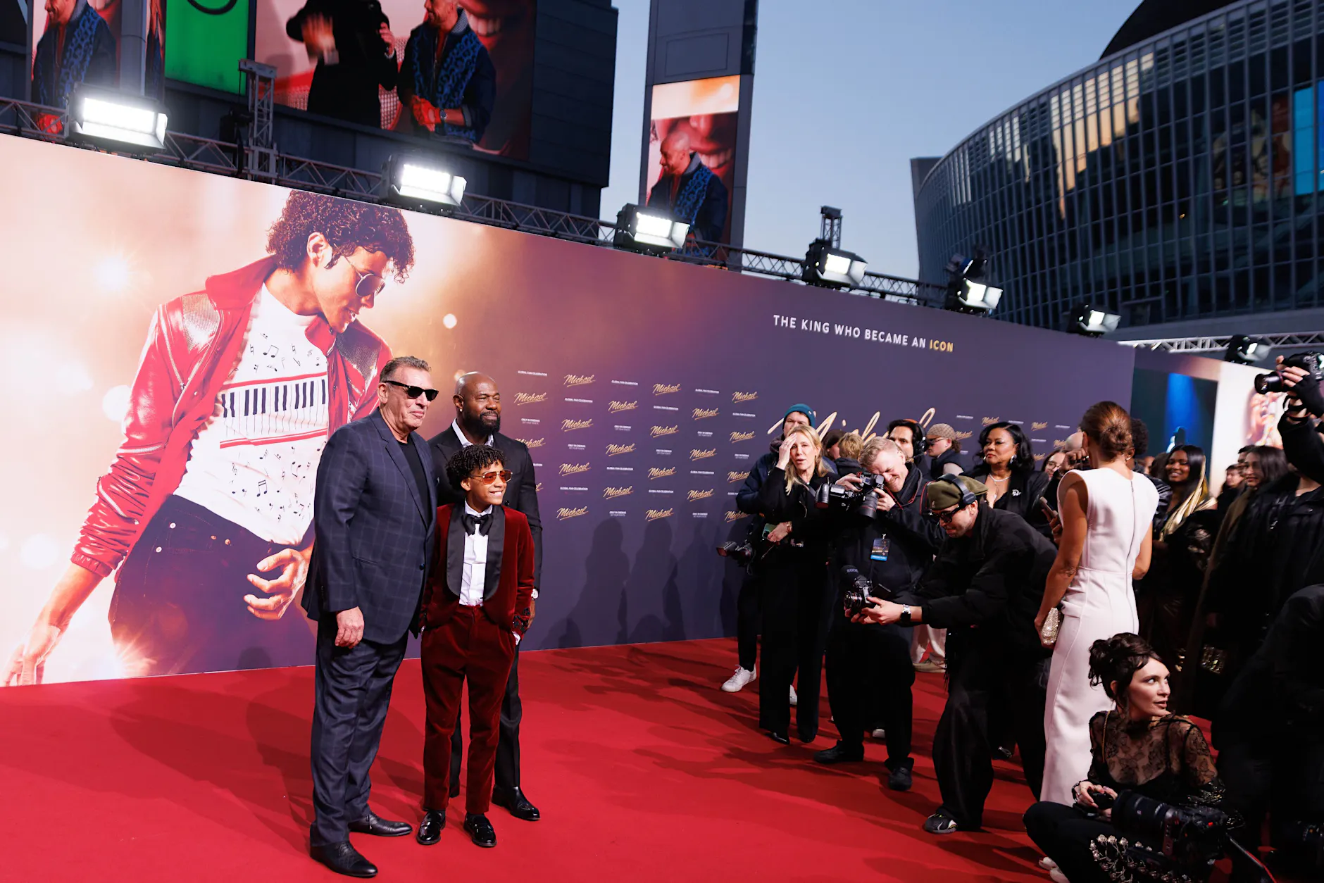 Glitzerhandschuh und Glamour: Berlin feiert Filmpremiere von „Michael“