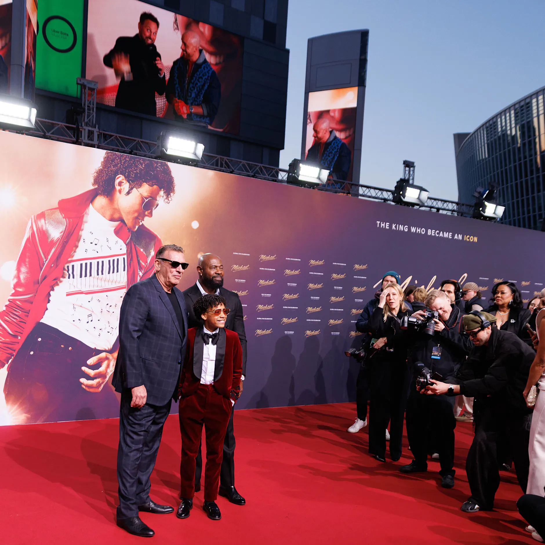 Glitzerhandschuh und Glamour: Berlin feiert Filmpremiere von „Michael“