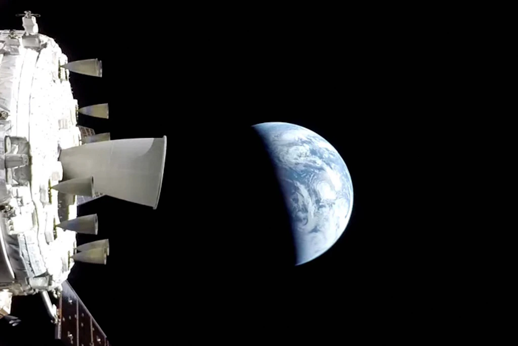 Ein Standbild aus einem Nasa-Livestream zeigt die Raumkapsel „Orion“ am 10. April 2026 auf dem Rückweg zur Erde.