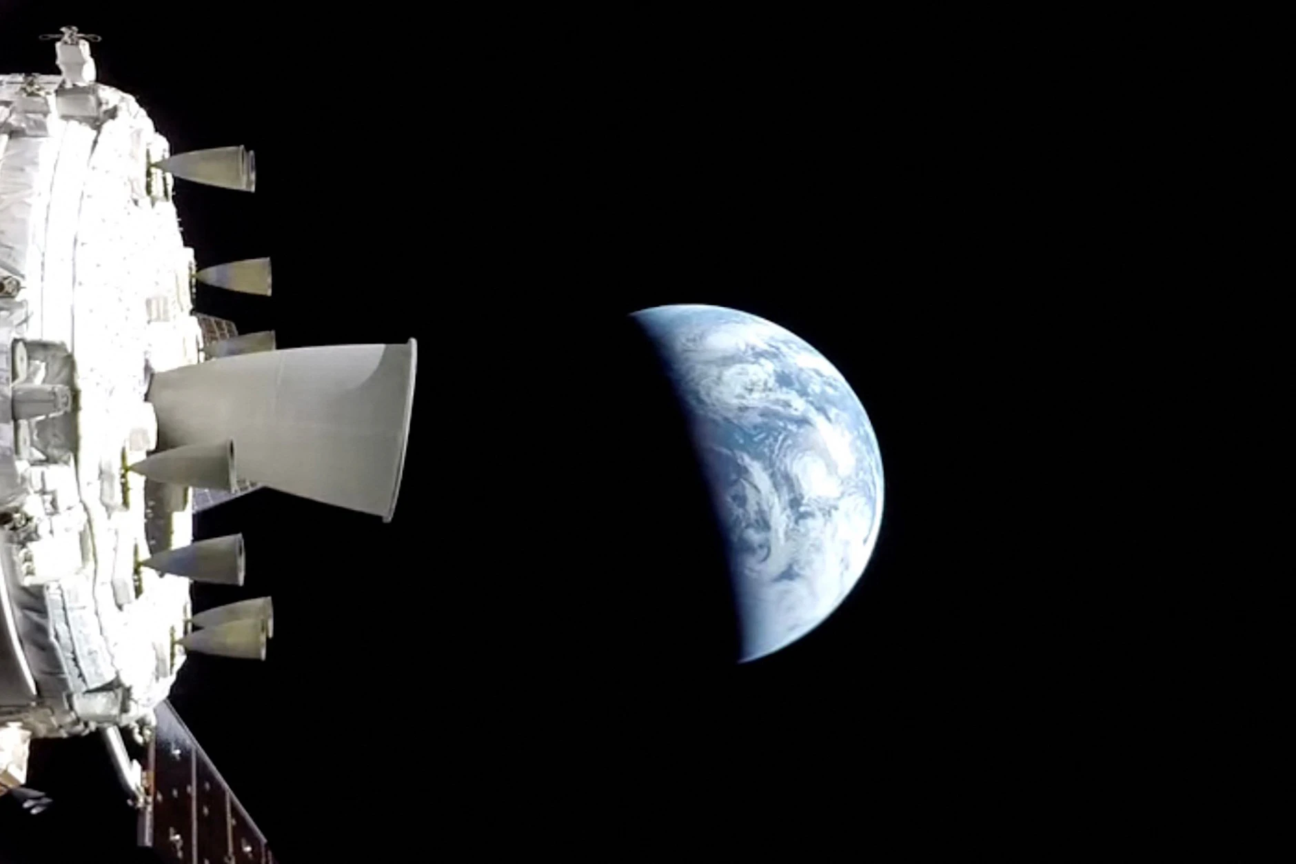 Ein Standbild aus einem Nasa-Livestream zeigt die Raumkapsel „Orion“ am 10. April 2026 auf dem Rückweg zur Erde.