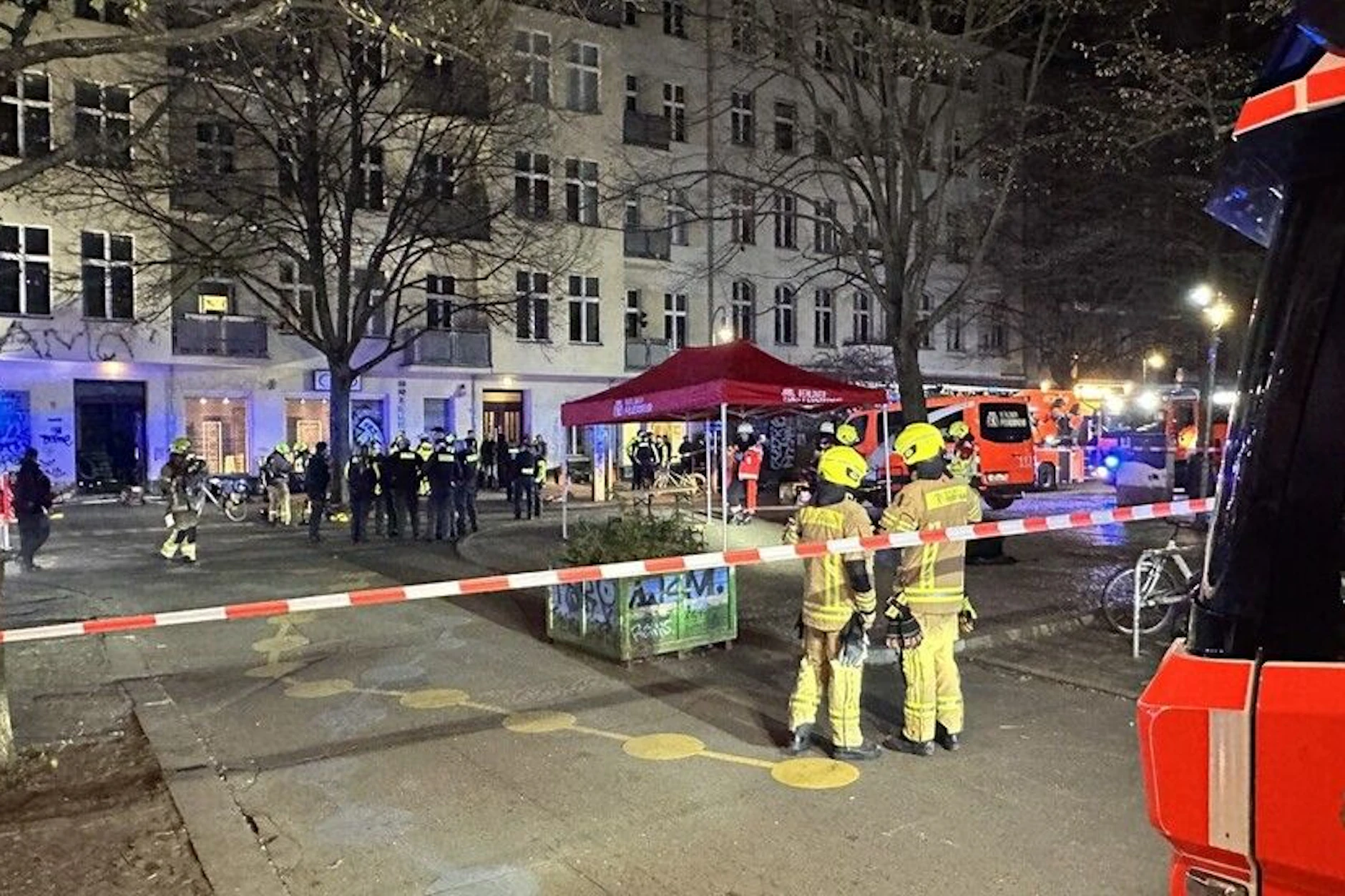 Die Feuerwehr richtete für die Betroffenen einen Sammelplatz ein.
