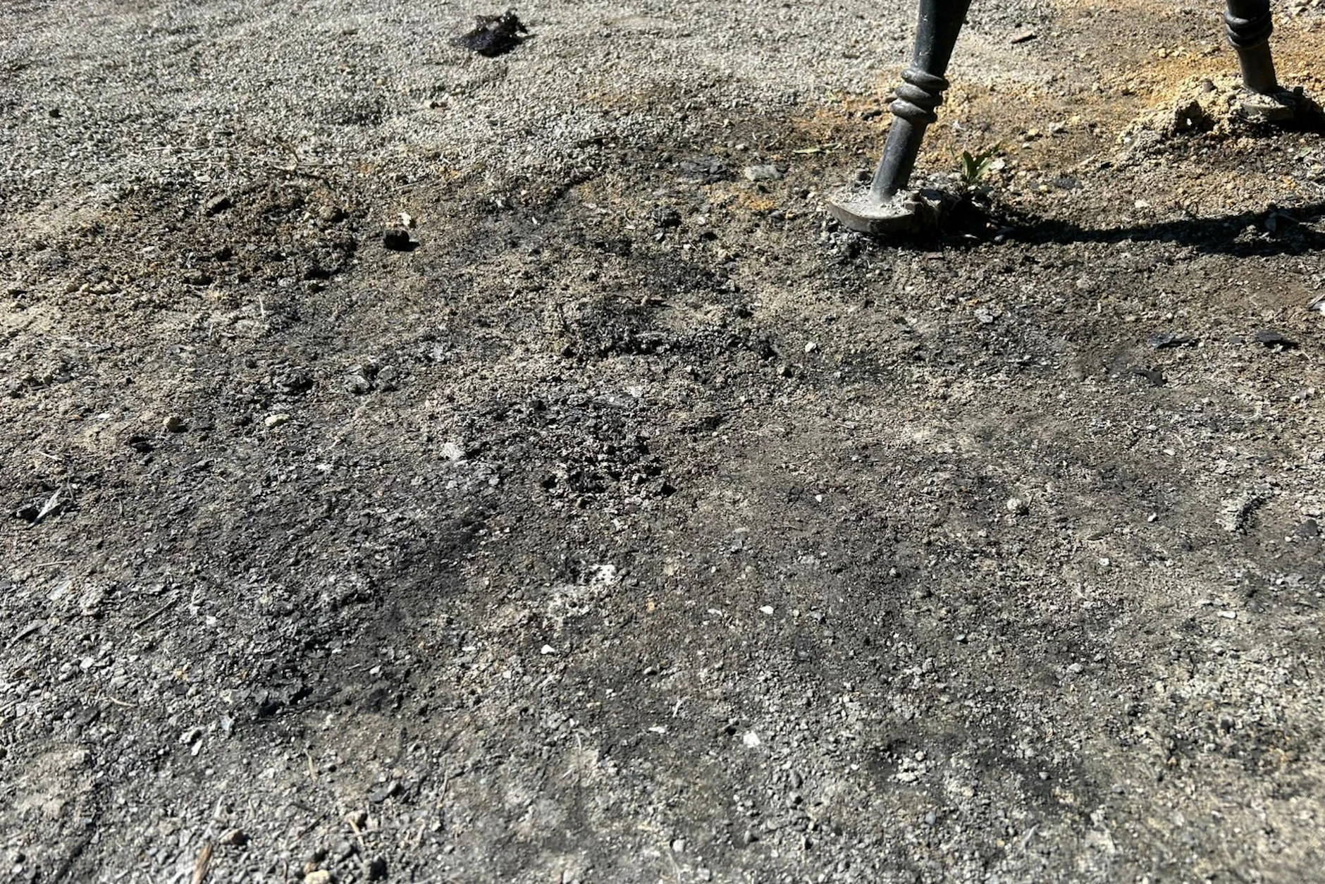 Nur noch Asche und Dreck erinnern daran, dass am Obersee bis vor ein paar Tagen noch eine nagelneue Bücherbox stand. Sie wurde erst am 8. April abgebrannt.