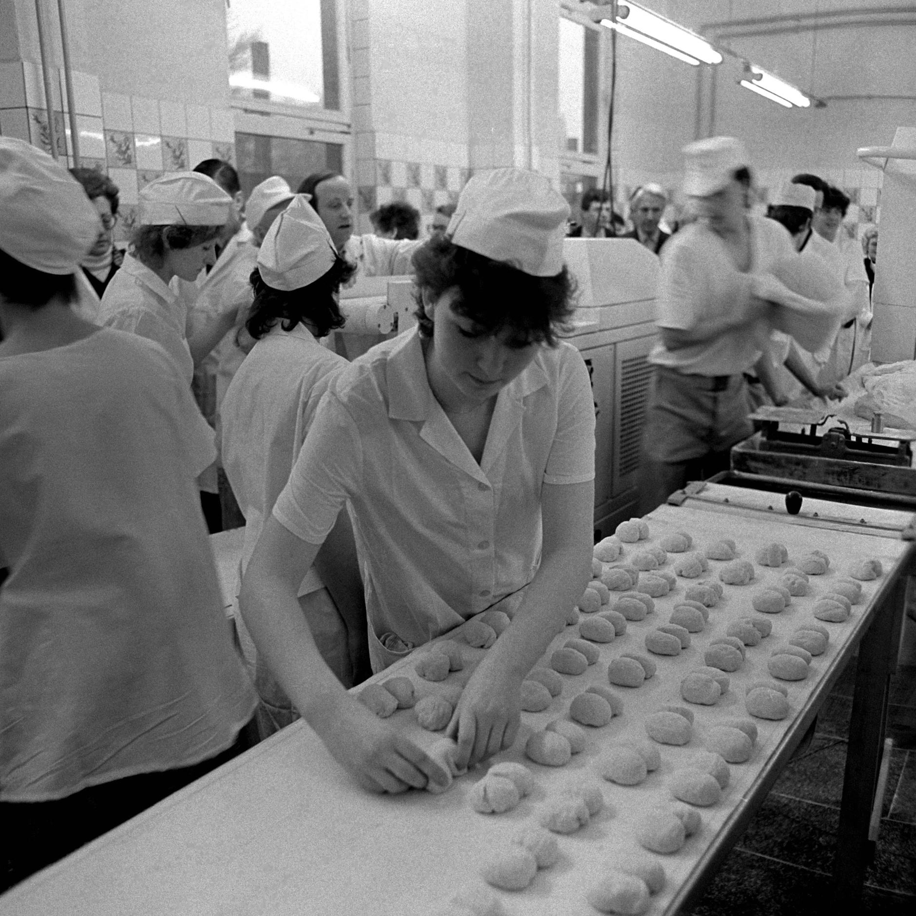 In einer Bäckerei in Dresden werden Brötchen gefertigt. In der DDR war das Backen noch ein Handwerk - und es gab nicht nur Teiglinge, die in Supermärkten aufgebacken wurden.