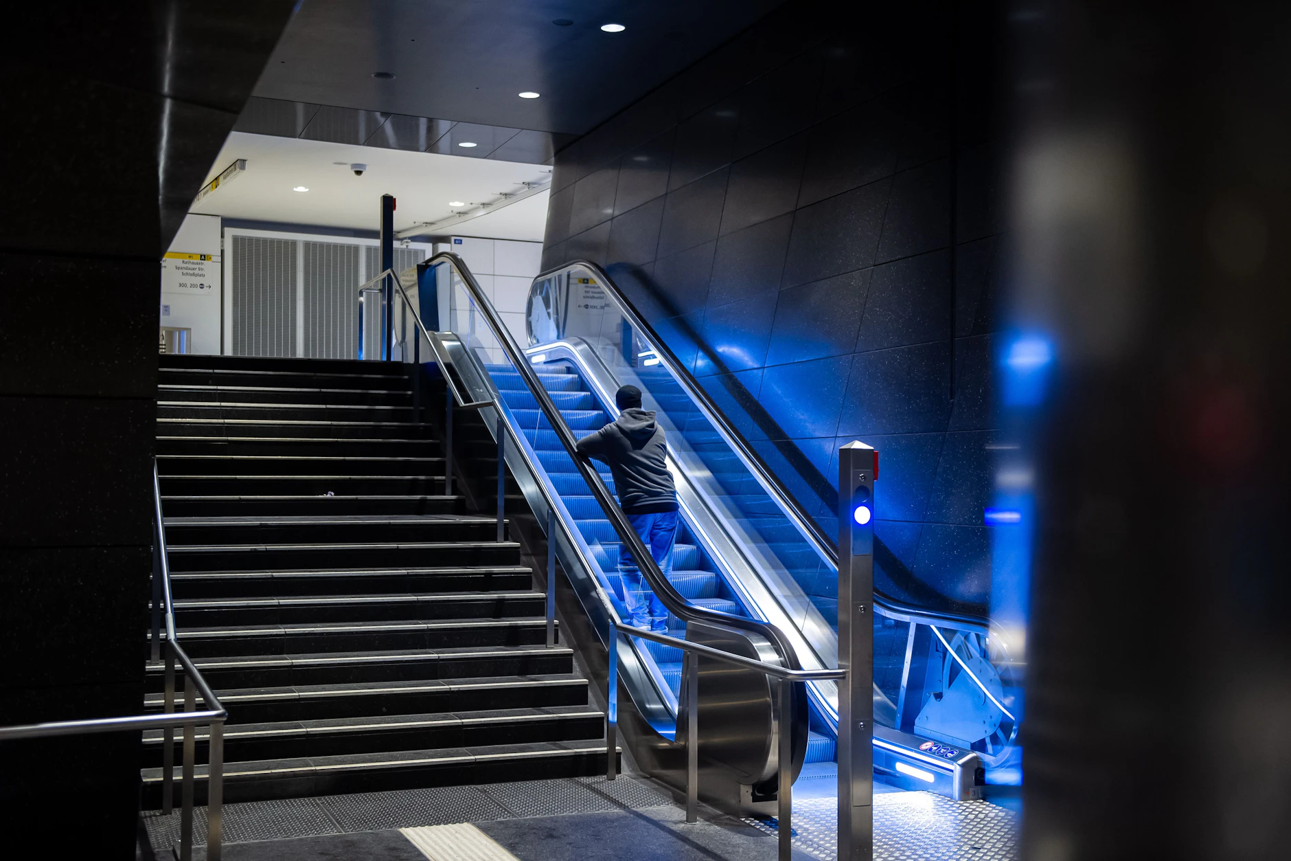 Eine Fahrtreppe im U-Bahnhof Rotes Rathaus in Mitte. Auch die Station an der Linie U5 war von einer längeren Störung betroffen, berichtet die BVG.