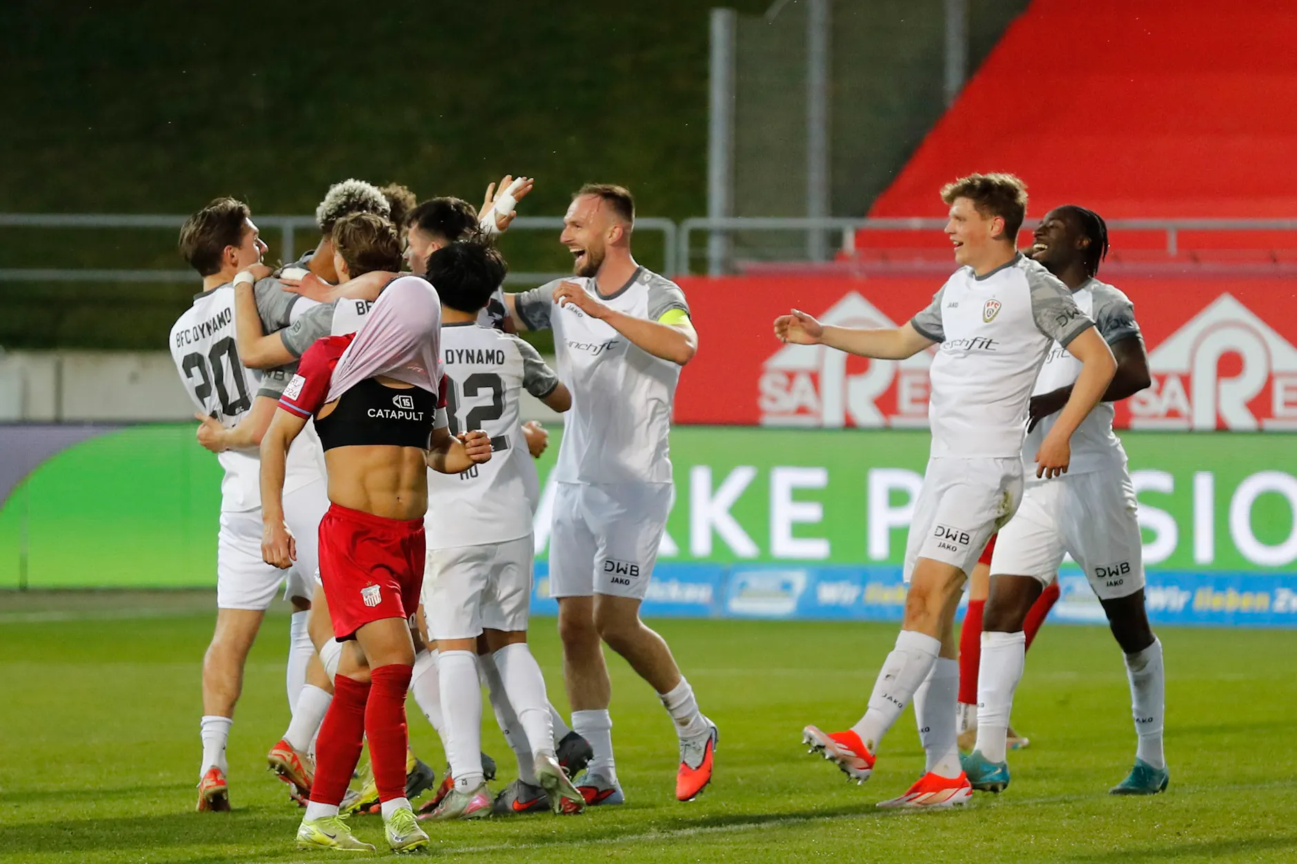 Glück pur für die Dynamos nach dem 2:2-Ausgleich durch John Liebelt in Zwickau.