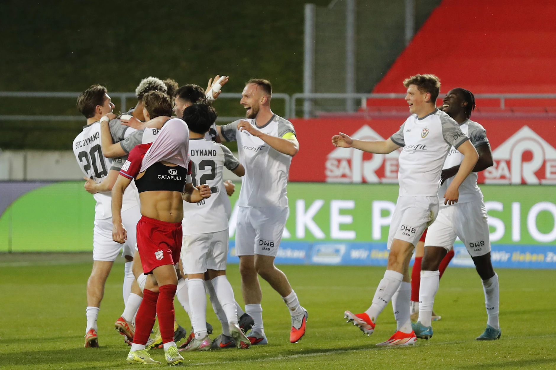 Glück pur für die Dynamos nach dem 2:2-Ausgleich durch John Liebelt in Zwickau.