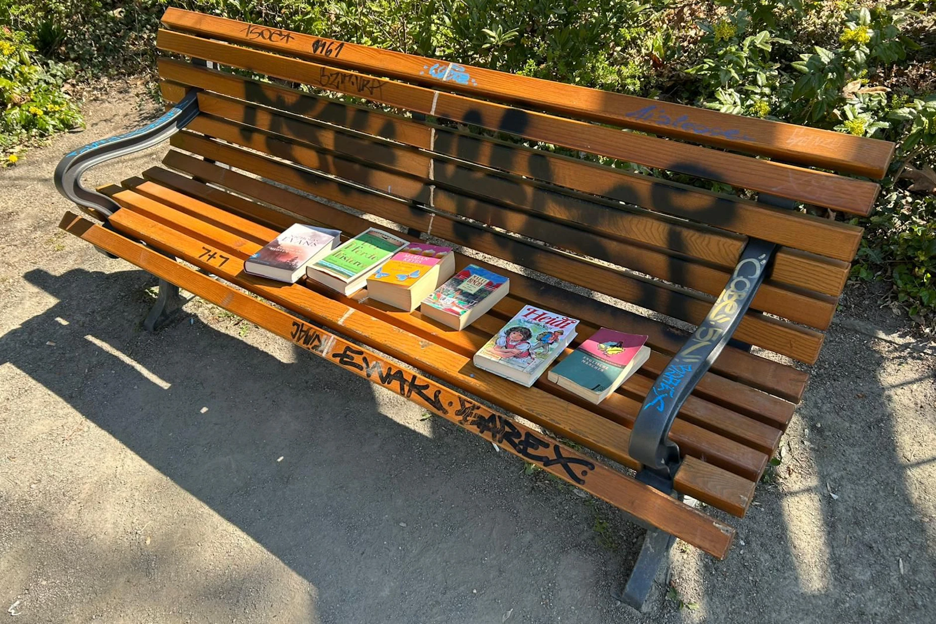 Der letzte Rest vom Lesefest: Bücher werden am OBersee jetzt auf einer der Bänke getauscht. Die Bücherbox, die am 1. Mai eingeweiht werden sollte, gibt es nicht mehr.