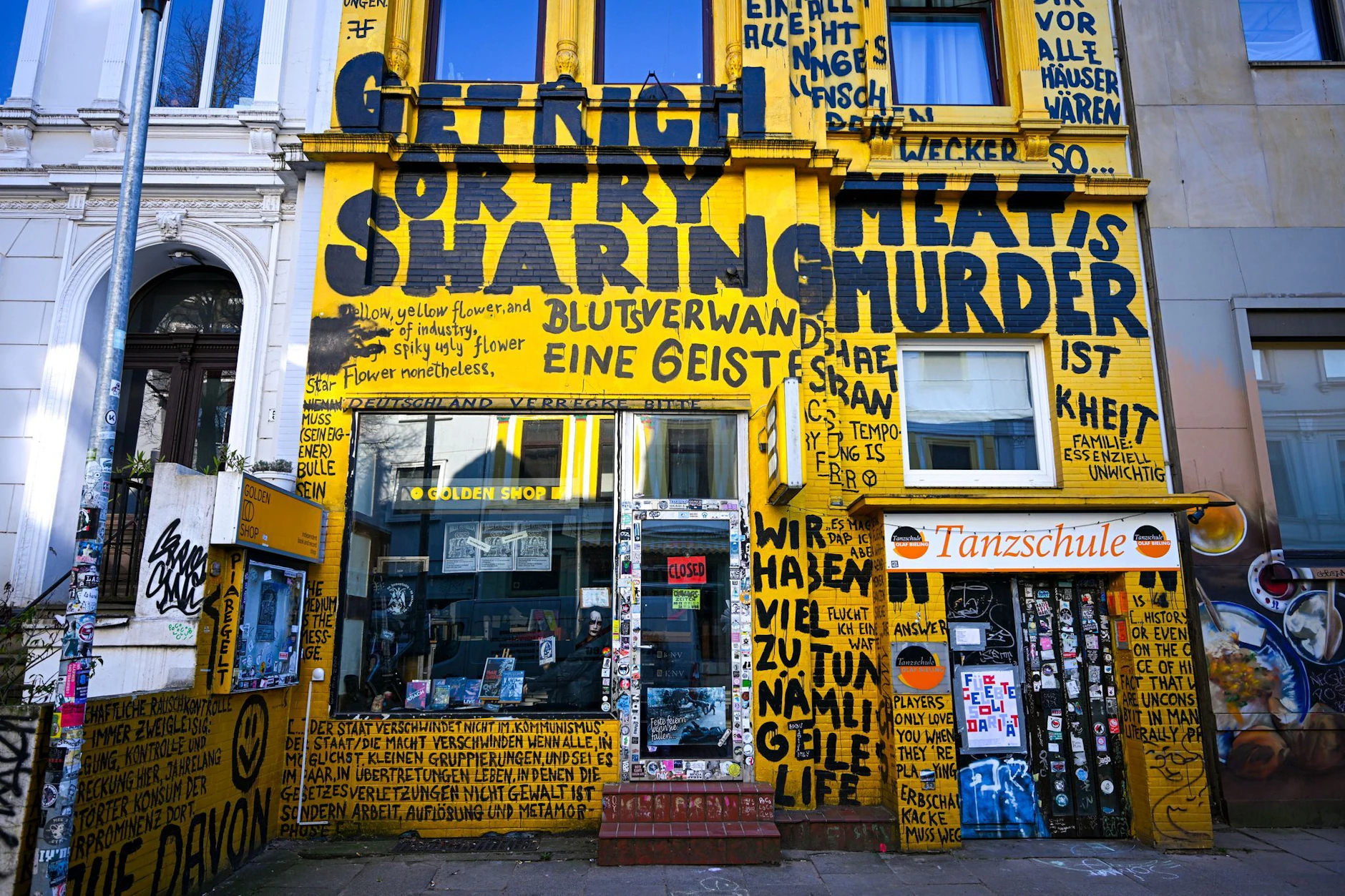 Der Buchladen „Golden Shop“ in Bremen: Auf der schmalen Fläche über dem Schaufenster steht „Deutschland verrecke, bitte“.