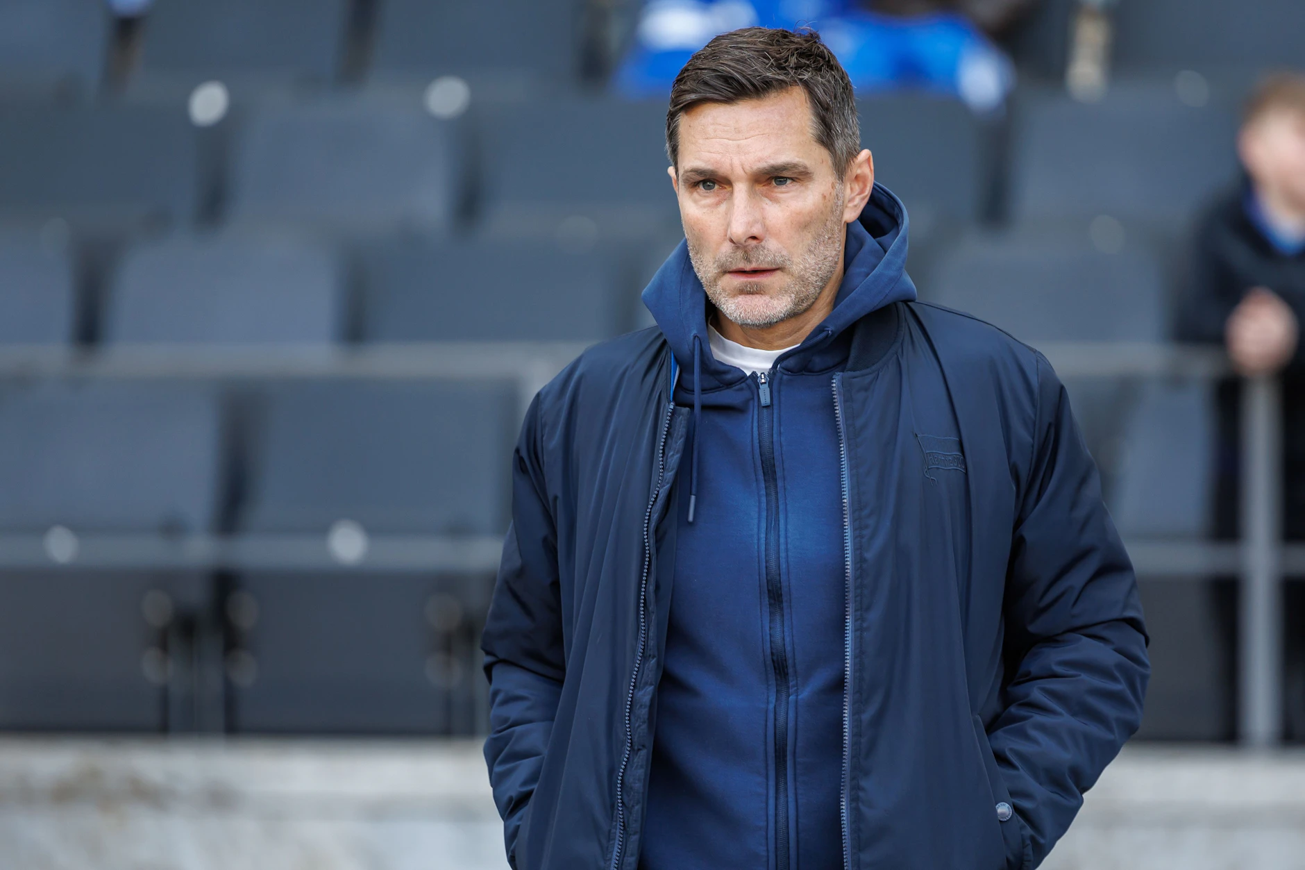 Hertha-Trainer Stefan Leitl ging erkältet ins Spiel gegen Kaiserlautern und litt im Berliner Olmypiastadion nicht nur deswegen. 