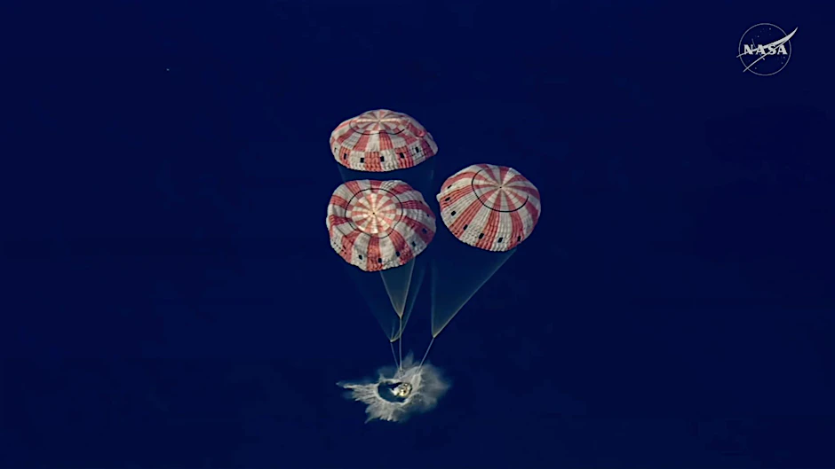 Die Orion-Kapsel der&nbsp;Artemis II taucht in den Pazifischen Ozean ein.