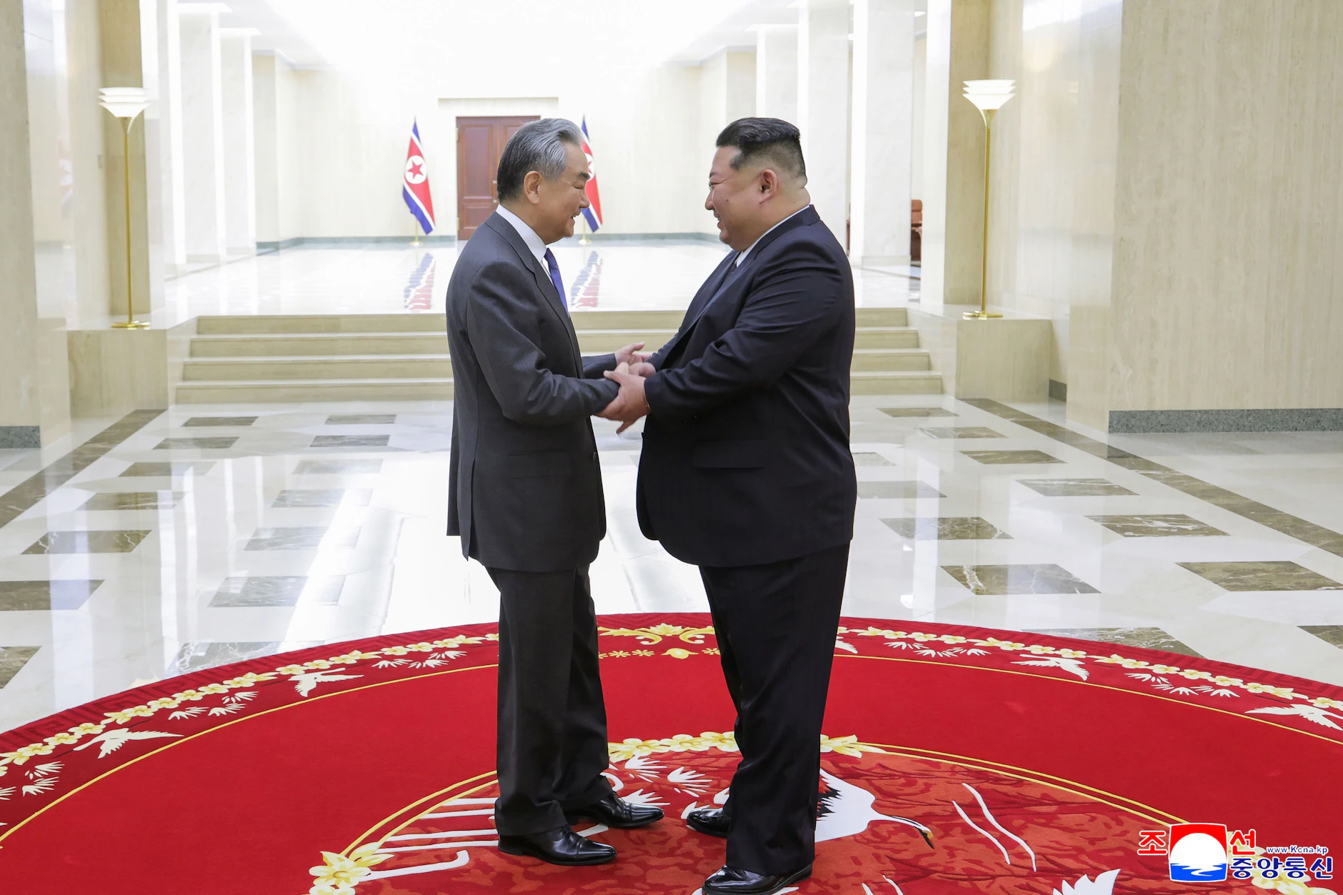 Nordkoreas Machthaber Kim Jong-un (rechts) trifft in Pjöngjang Chinas Außenminister Wang Yi.