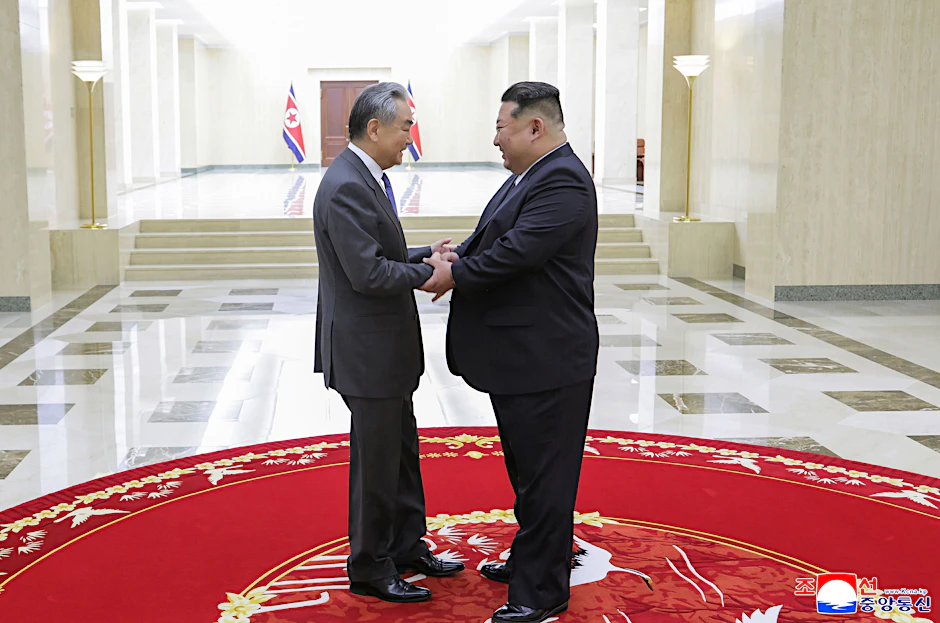 Nordkoreas Machthaber Kim Jong-un (rechts) trifft in Pjöngjang Chinas Außenminister Wang Yi.