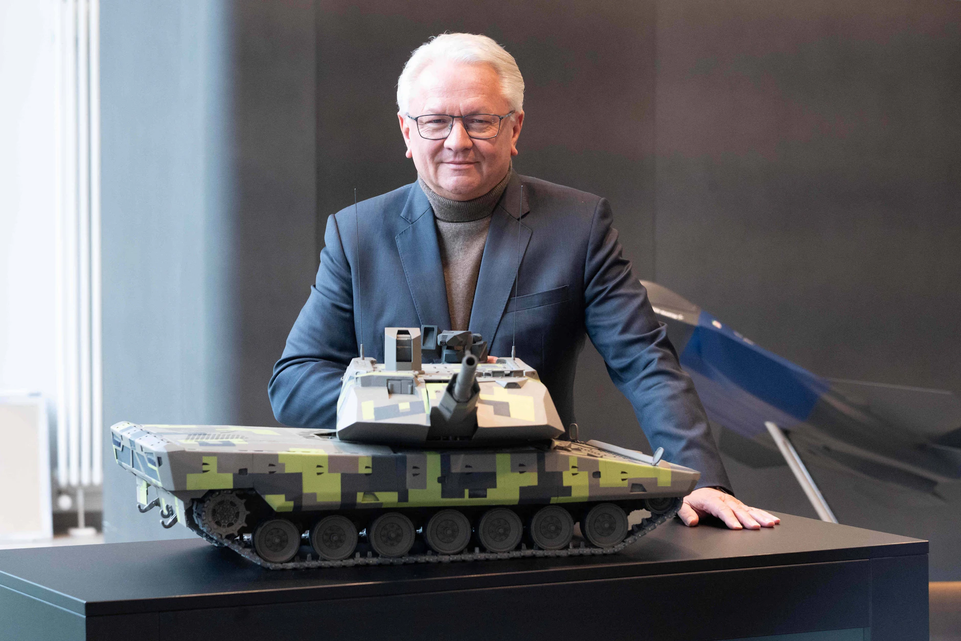 Armin Papperger, Vorstandsvorsitzender der Rheinmetall AG, an einem Modell des Kampfpanzers KF51 Panther