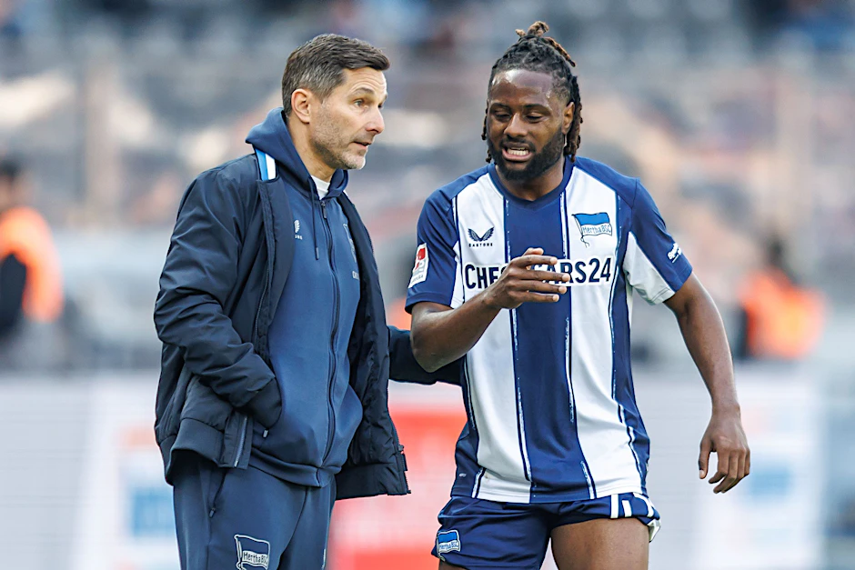 Hertha-Trainer Stefan Leitl gibt Deyovaisio Zeefuik gegen Kaiserlautern Anweisungen und schimpft nach der Pleite über das Gegentor der Gäste.