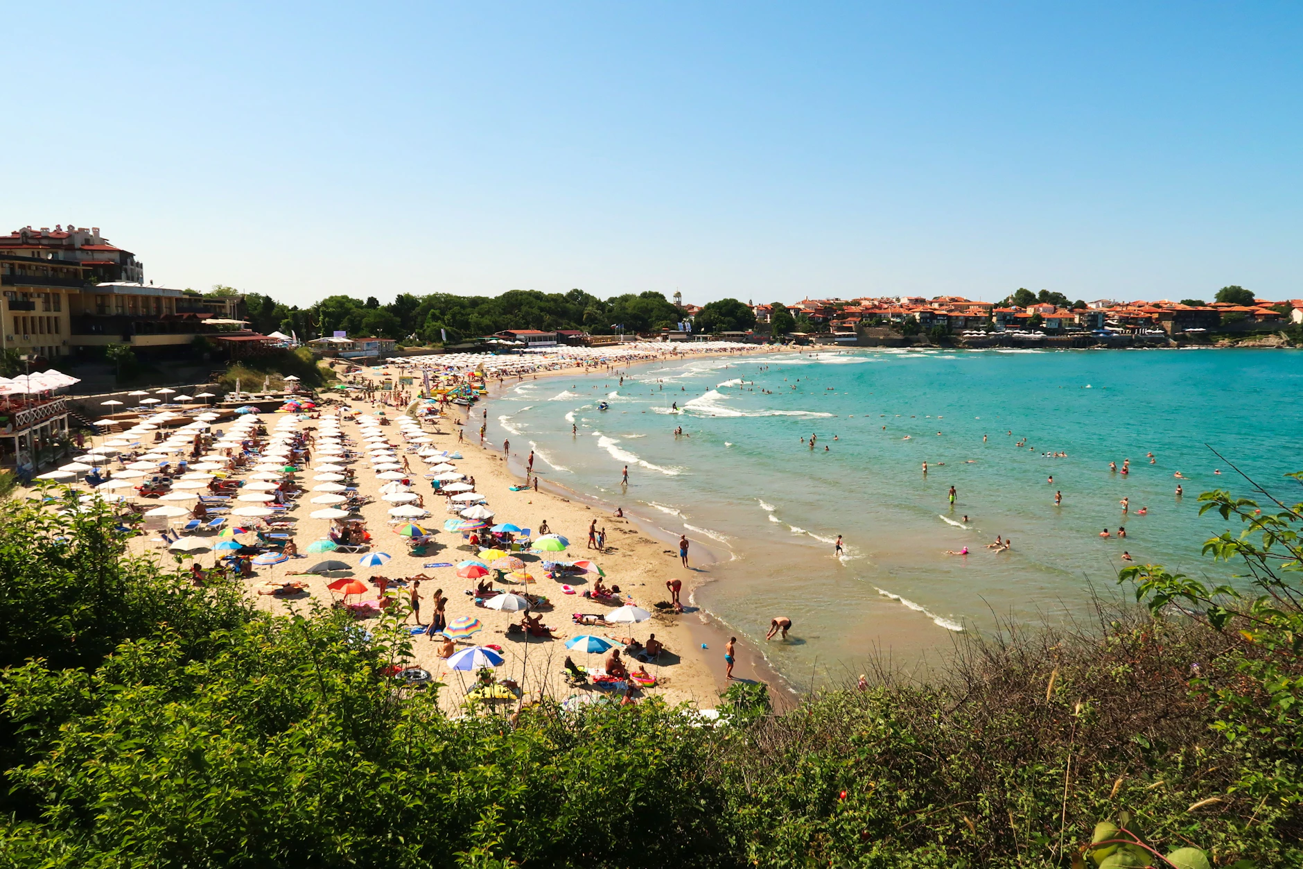 Wer gern am Wasser entspannt, findet in und um Sosopol in Bulgarien auch hettliche Strände.