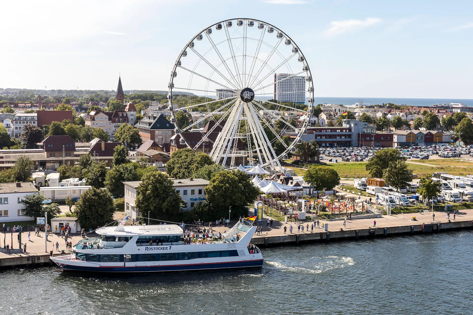 Schon im vergangenen Jahr gab es auf der Mittelmole in Warnemünde ein Riesenrad. Das neue Fahrgeschäft, das dort aufgebaut wird, fällt etwas kleiner aus.