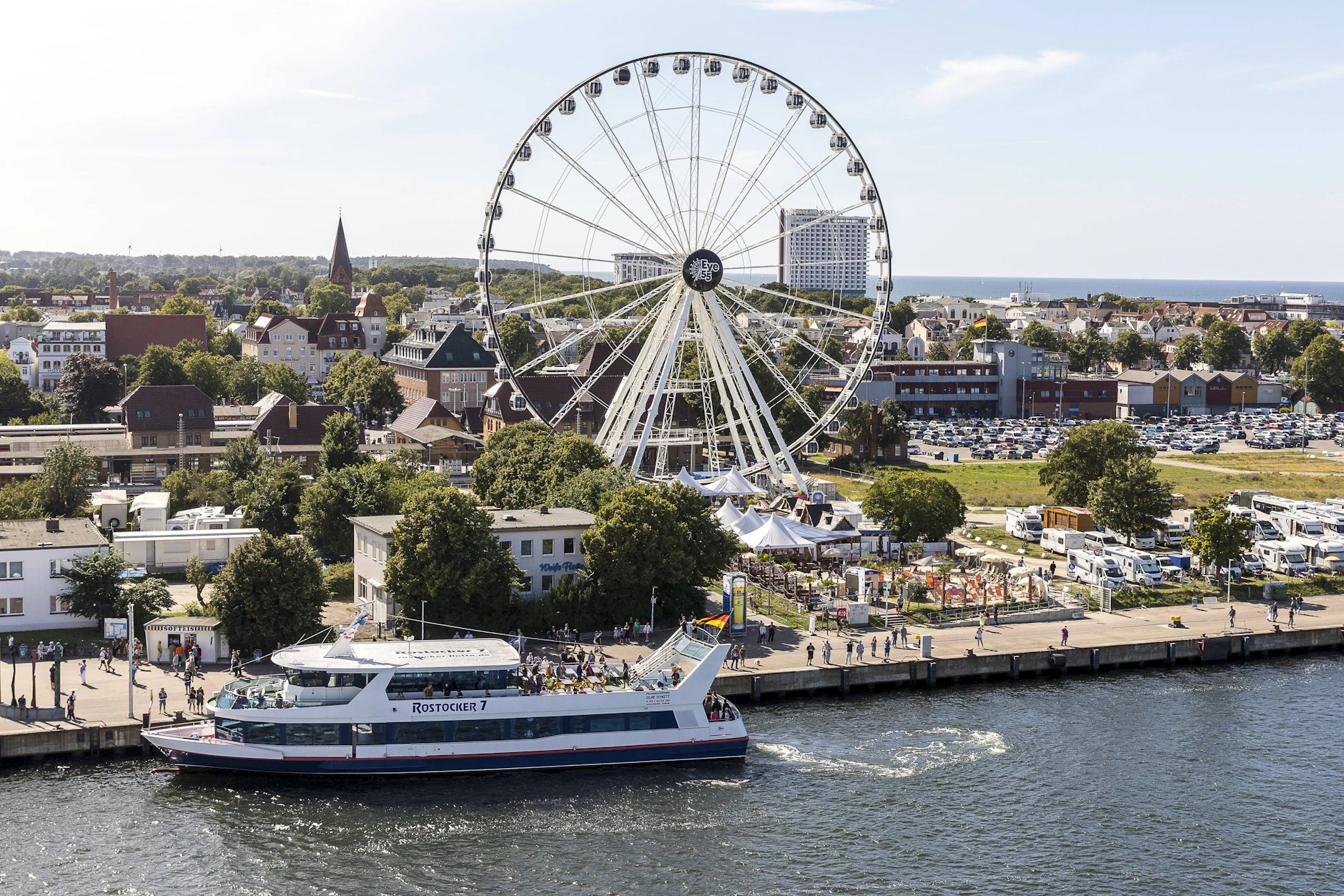 Schon im vergangenen Jahr gab es auf der Mittelmole in Warnemünde ein Riesenrad. Das neue Fahrgeschäft, das dort aufgebaut wird, fällt etwas kleiner aus.