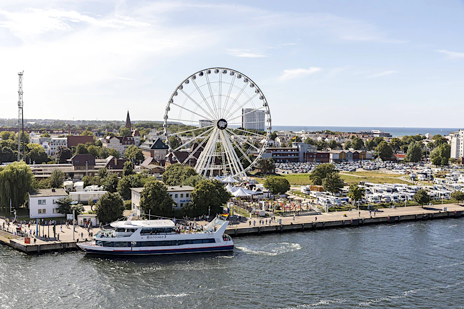 Schon im vergangenen Jahr gab es auf der Mittelmole in Warnemünde ein Riesenrad. Das neue Fahrgeschäft, das dort aufgebaut wird, fällt etwas kleiner aus.