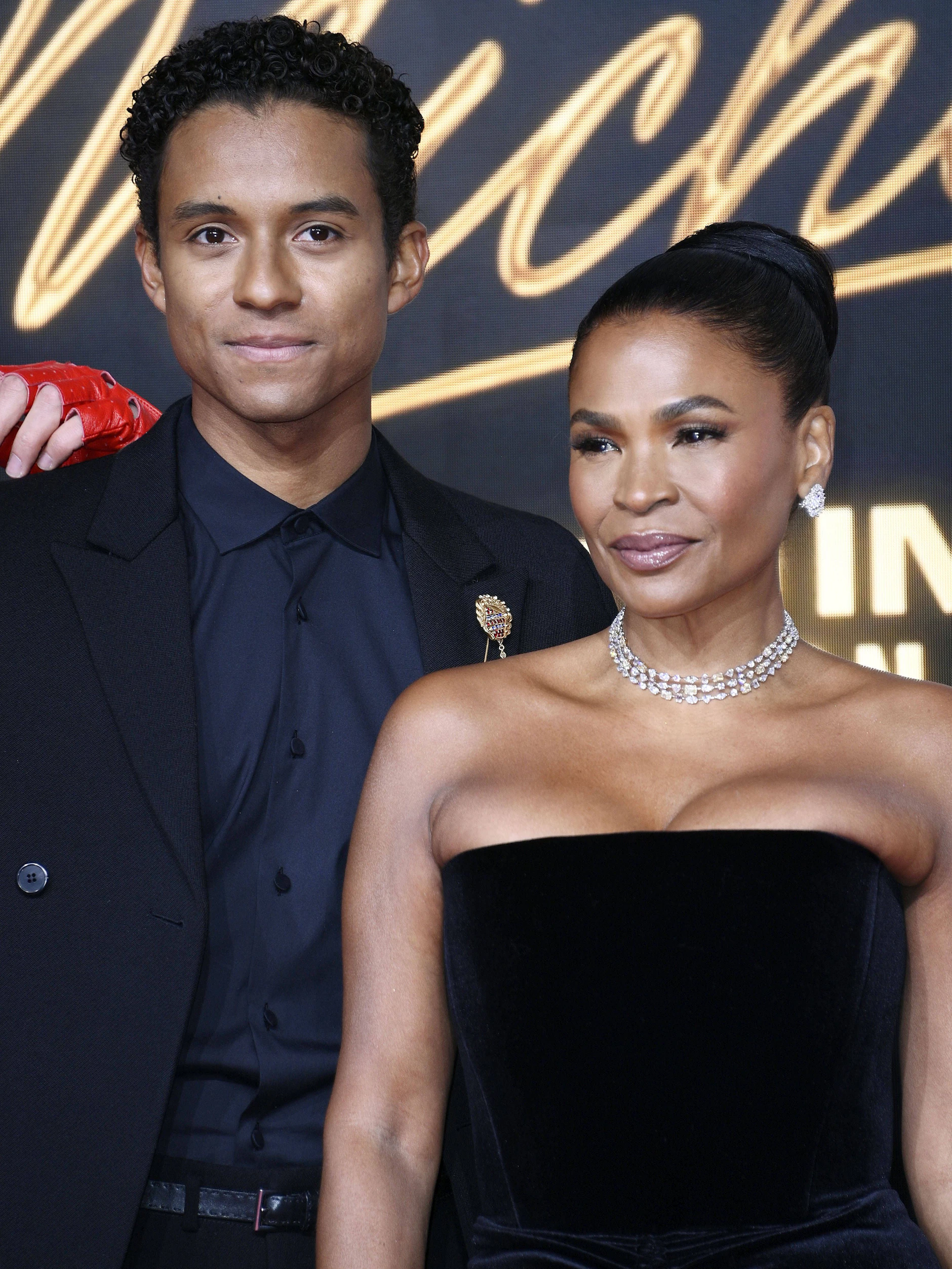 Neffe Jaafar Jackson (hier mit Ehefrau Nia Long bei der Premiere) spielt im Film seinen berühmten Onkel.