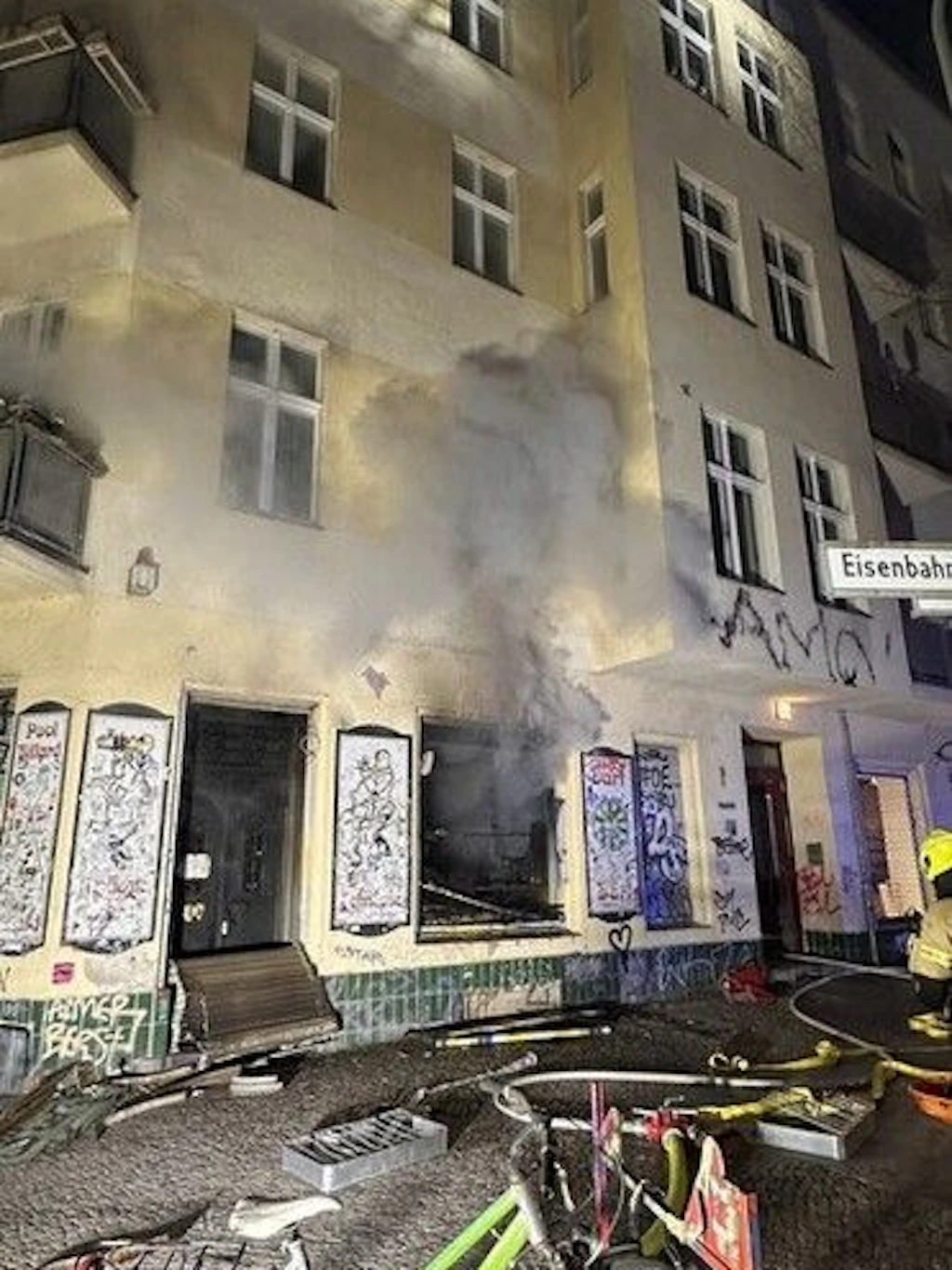Dichter Qualm breitete sich vom Lokal aus. 