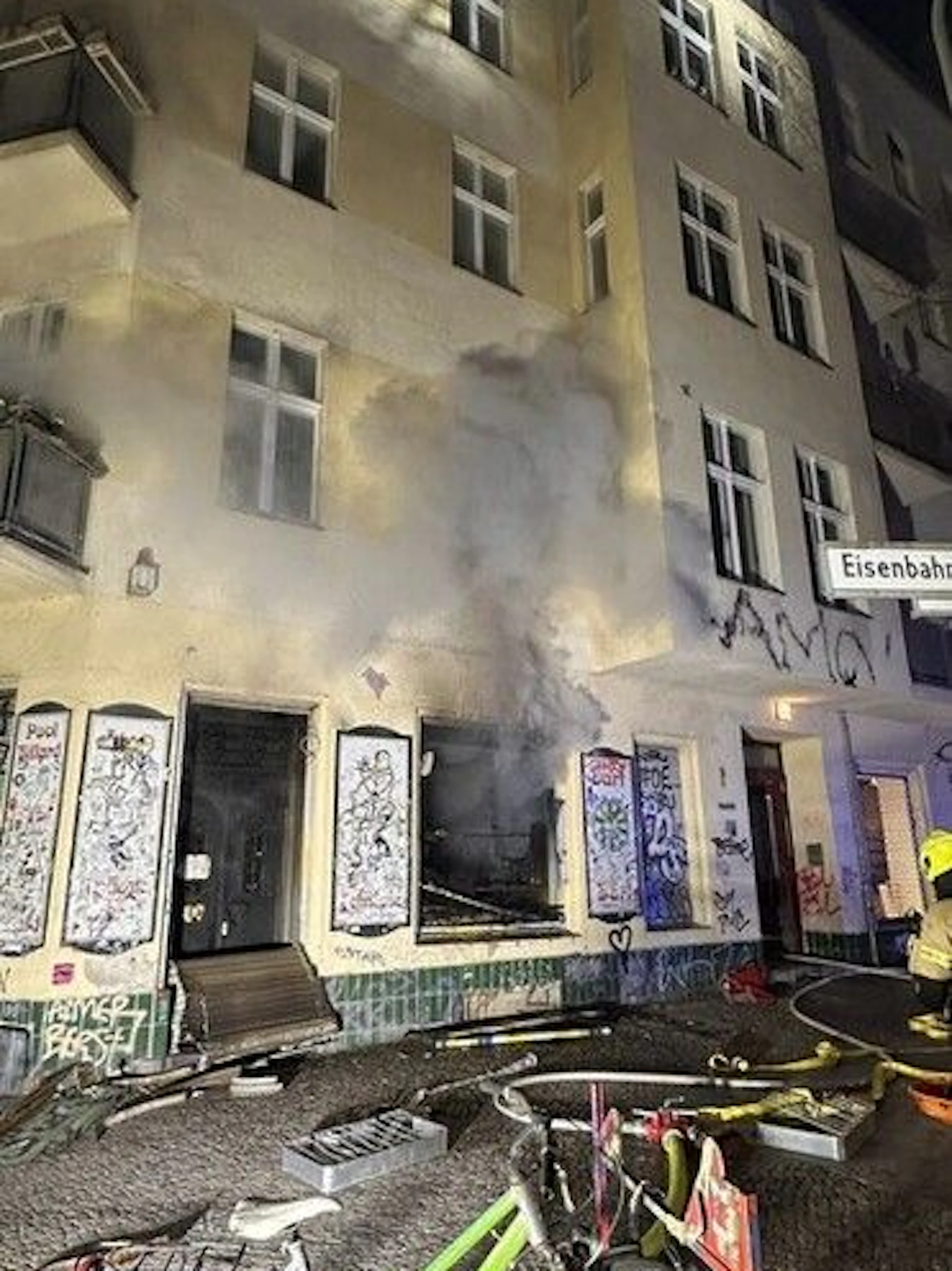 Dichter Qualm breitete sich vom Lokal aus.