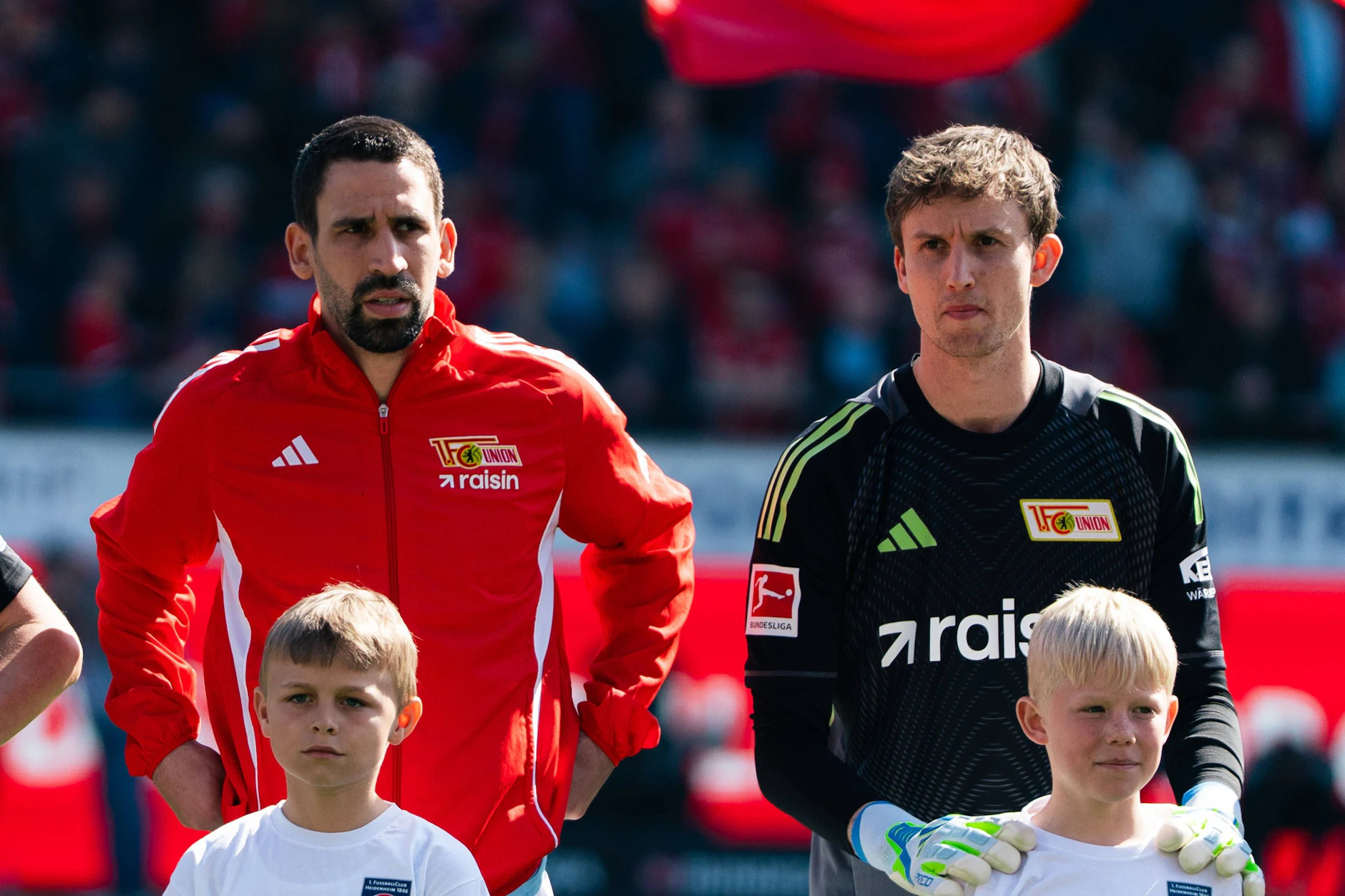 Union-Routinier Rani Khedira (l.) ging mit sich und seinen Mitspielern nach der Niederlage in Heidenheim hart ins Gericht.