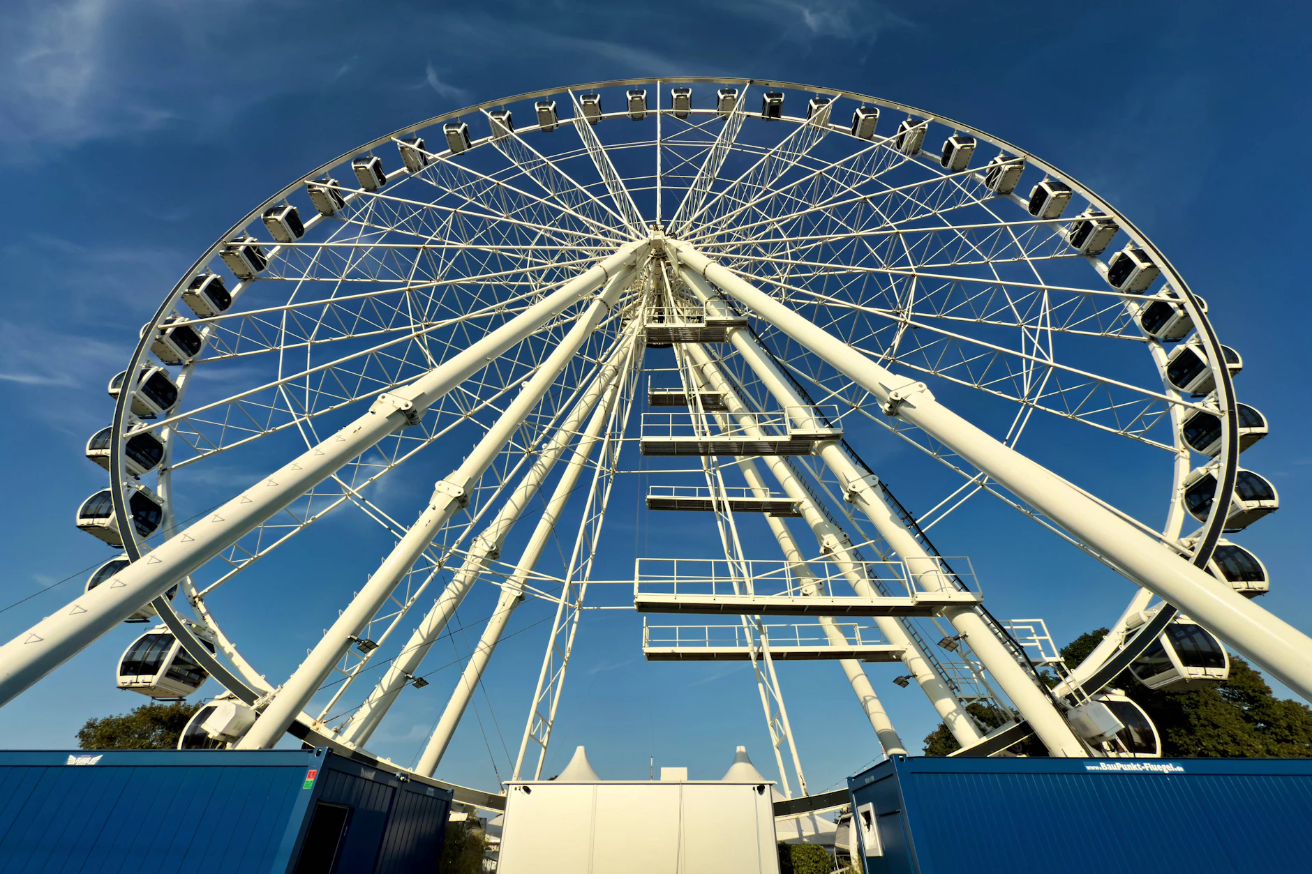 Das Riesenrad Eye55 zog im vergangenen Jahr zum letzten Mal Besucher an. Dann wurde es abgebaut. Nun entsteht in Warnemünde ein neues Fahrgeschäft.