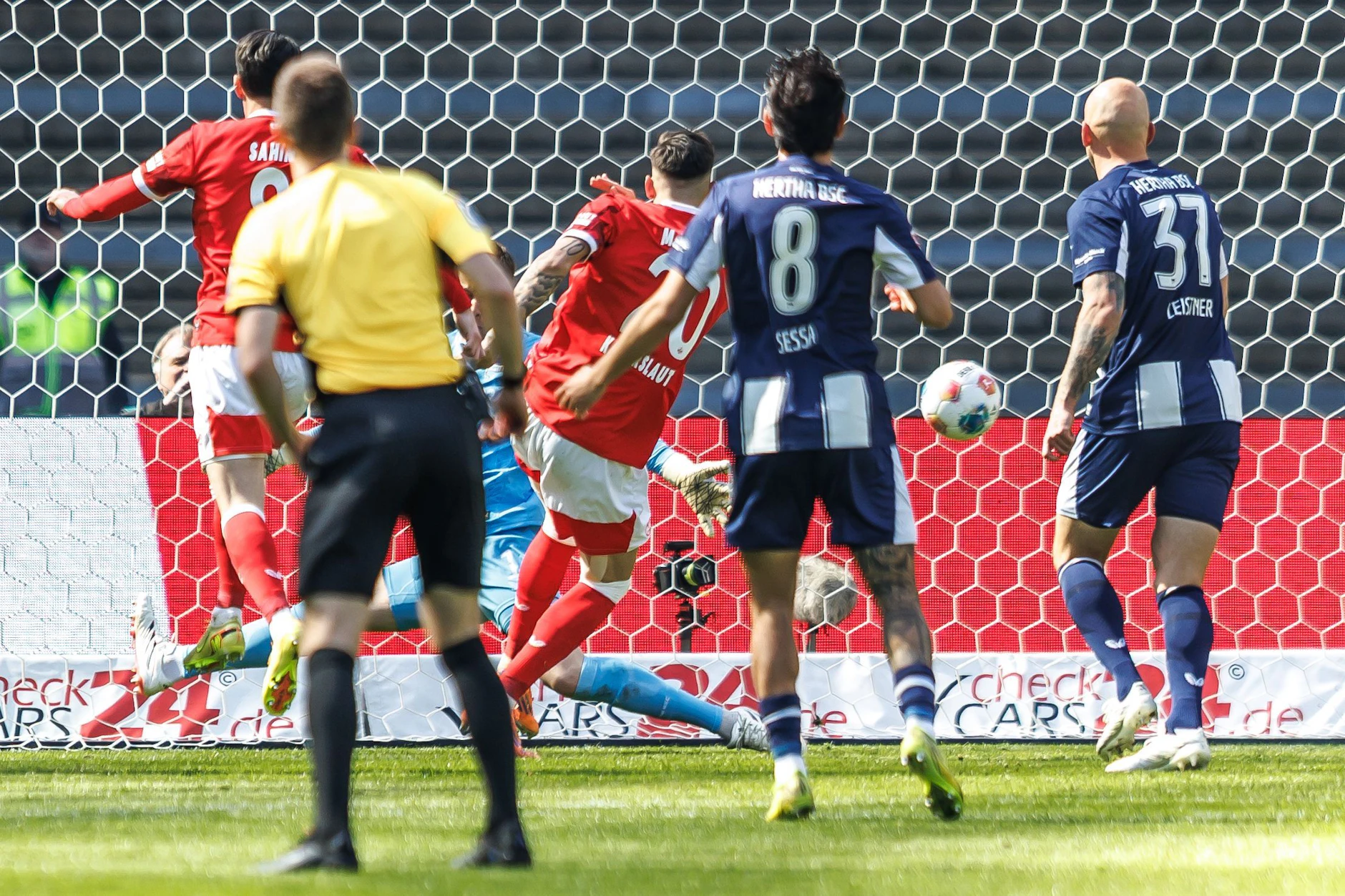 Mergim Berisha, im Sommer kurz vor einem Wechsel zu Hertha BSC, trifft für Kaiserlautern mit der ersten Chance.