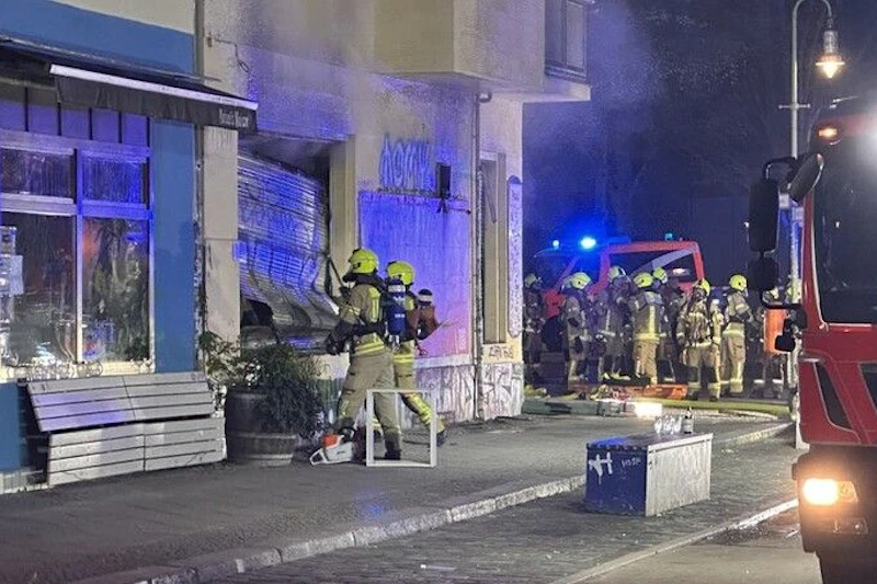 Flammen-Drama in Berlin: Feuerwehr rettet eingeschlossene Mieter