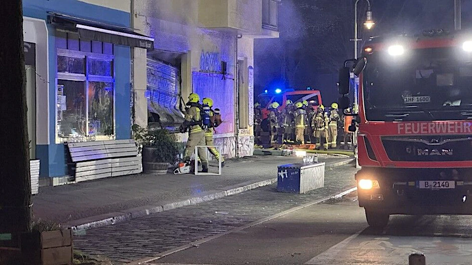 Einsatzkräfte der Feuerwehr am Lokal, in dem das Feuer ausbrach.