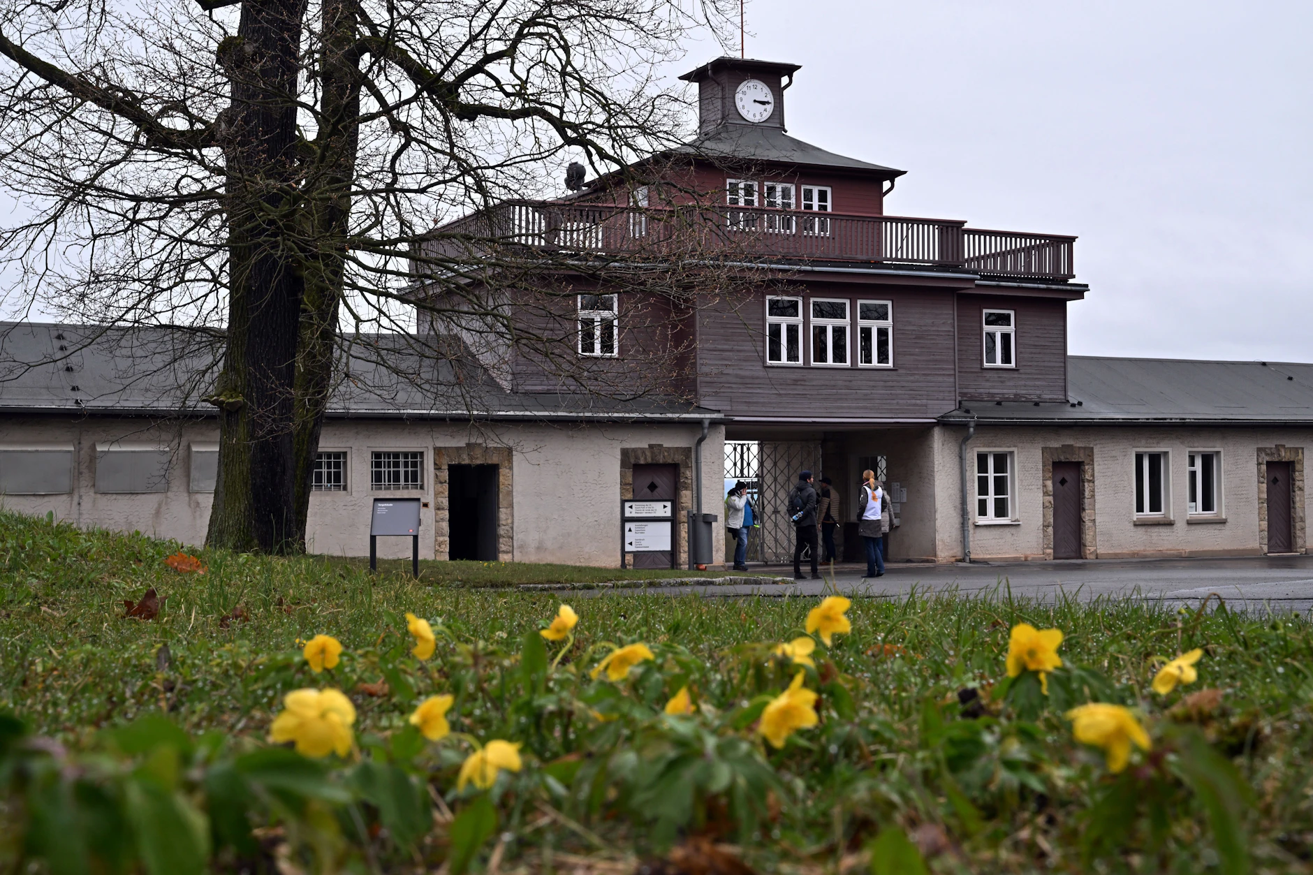 Aktivisten der Gruppe „Kufiyas in Buchenwald" sollen sich trotz Verbot in der KZ-Gedenkstätte Buchenwald versammelt haben.