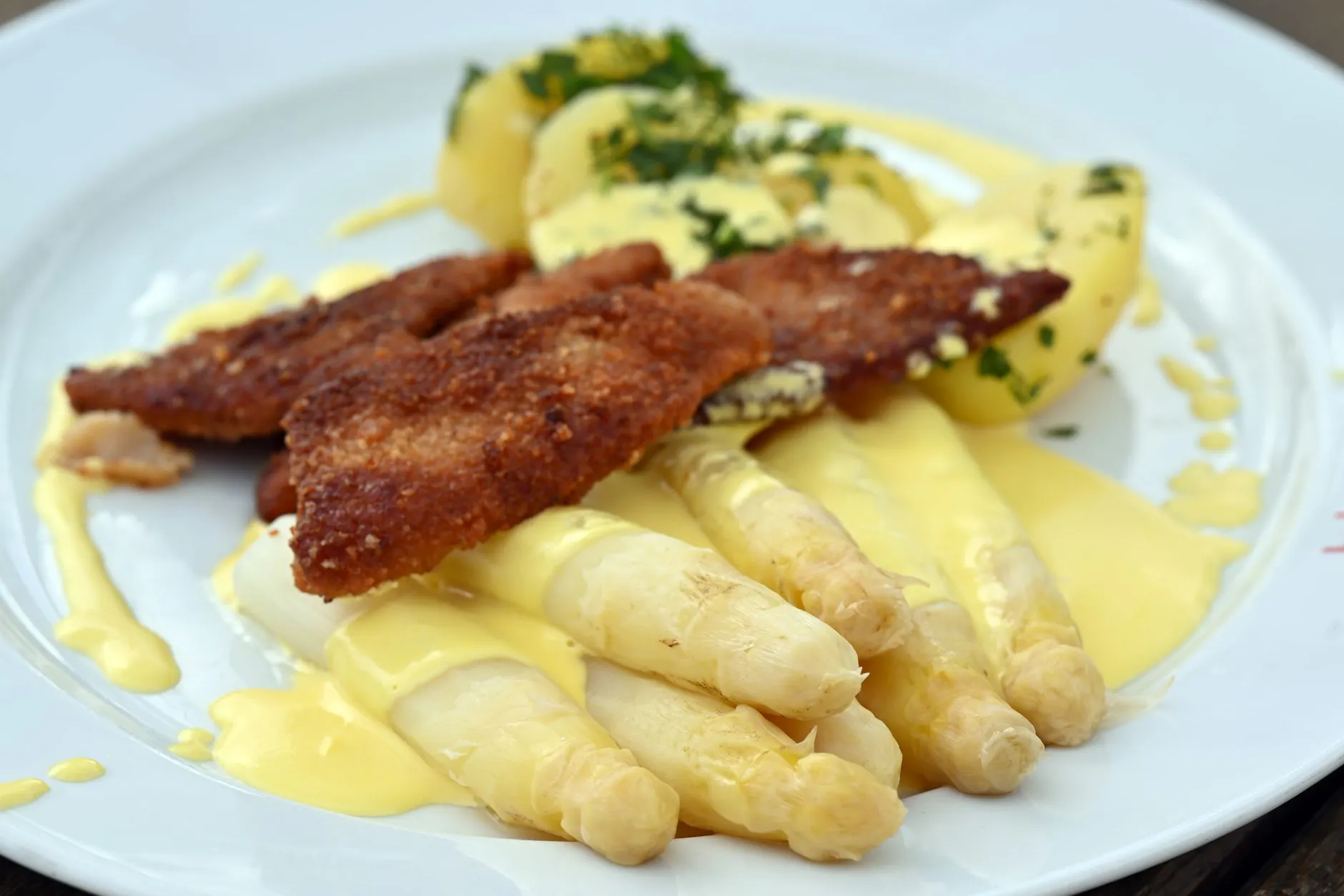 Jeder vierte Deutsche mag keinen Spargel. Ob’s an der pappigen Hollandaise liegt?