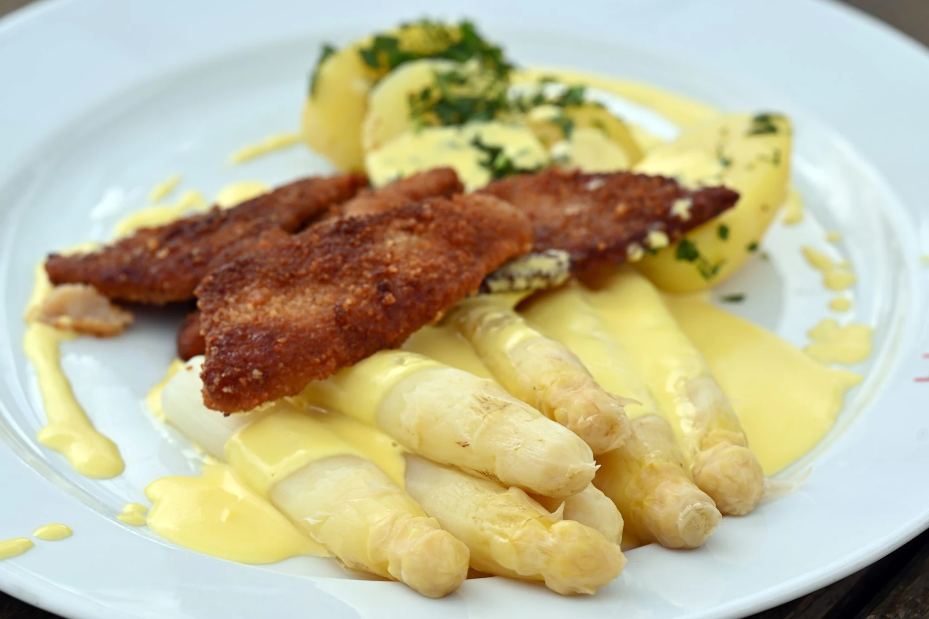 Jeder vierte Deutsche mag keinen Spargel. Ob’s an der pappigen Hollandaise liegt?