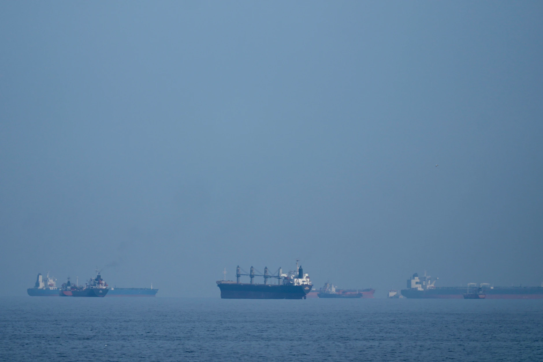 11.03.2026, Vereinigte Arabische Emirate, Khor Fakkan: Öltanker und Frachtschiffe reihen sich in der Straße von Hormus auf, gesehen von Khor Fakkan.