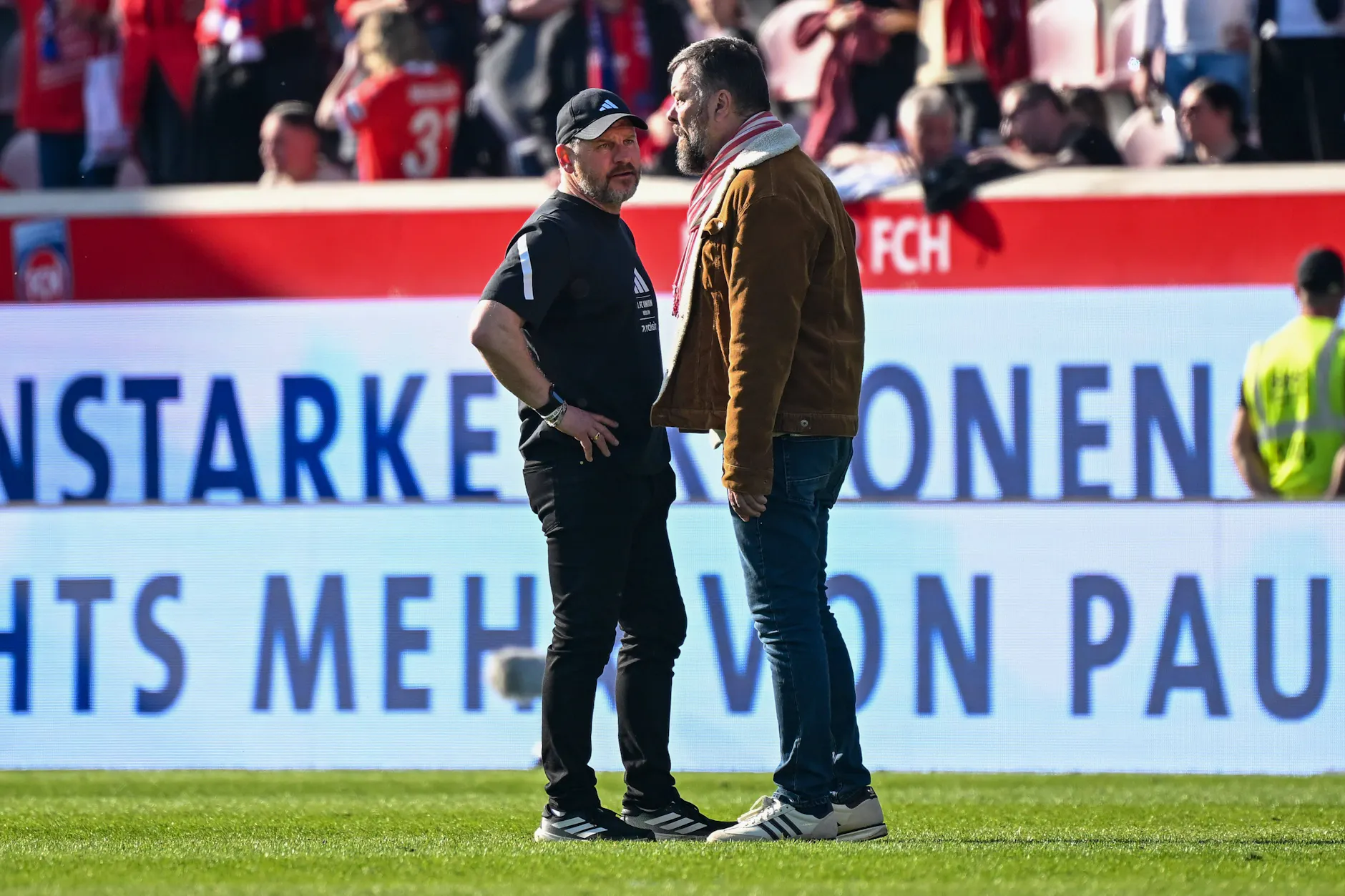 Eiserne Enttäuschung: Steffen Baumgart spricht nach der Blamage in Heidenheim mit Pressesprecher Christian Arbeit. Nur Stunden später ist der Couch beim 1. FC Union Berlin entlassen.