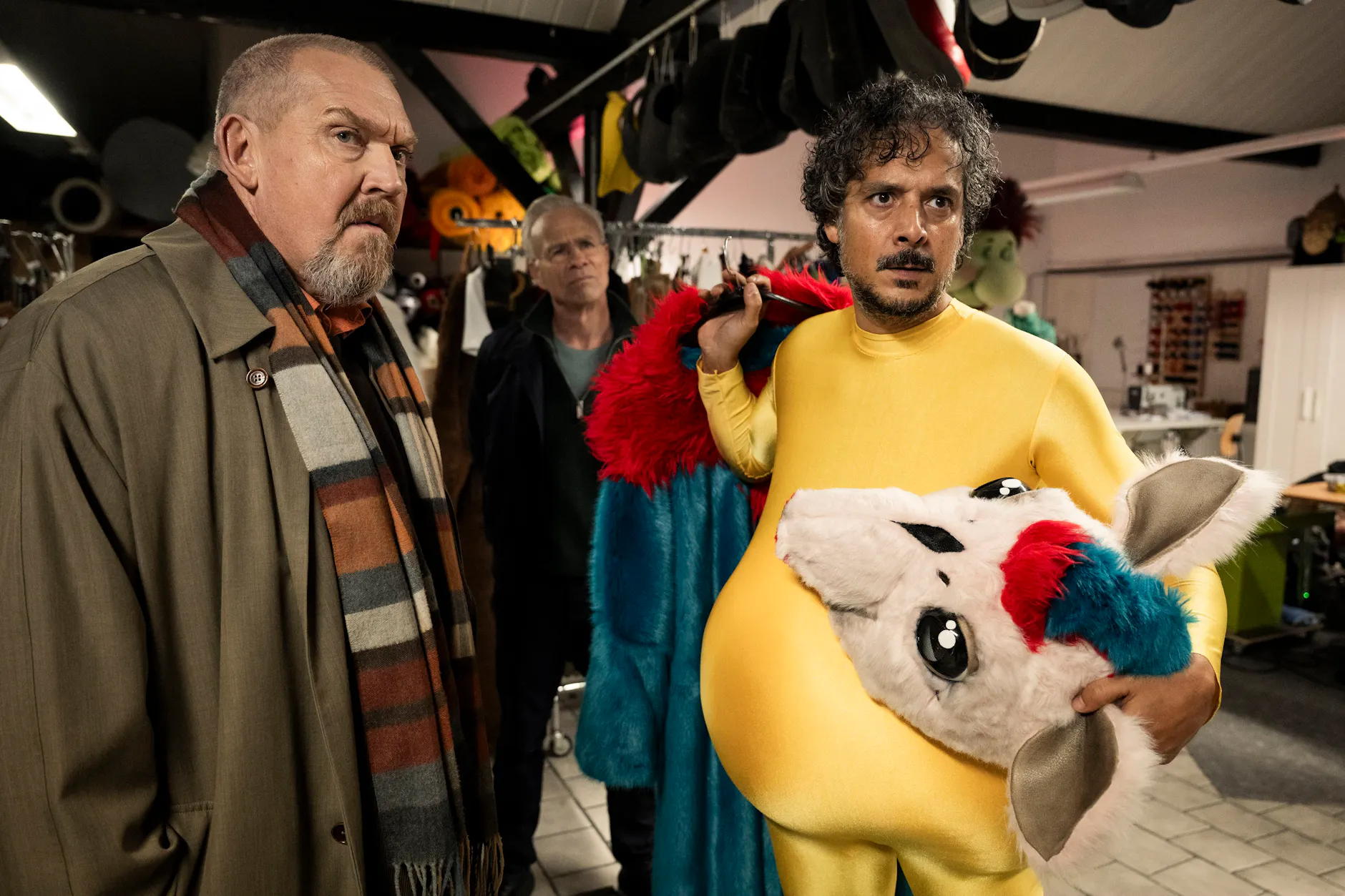 Freddy Schenk (Dietmar Bär, l) und Max Ballauf (Klaus J. Behrendt) befragen den Puppenspieler Yassins Meret (Erkan Acar, r.).