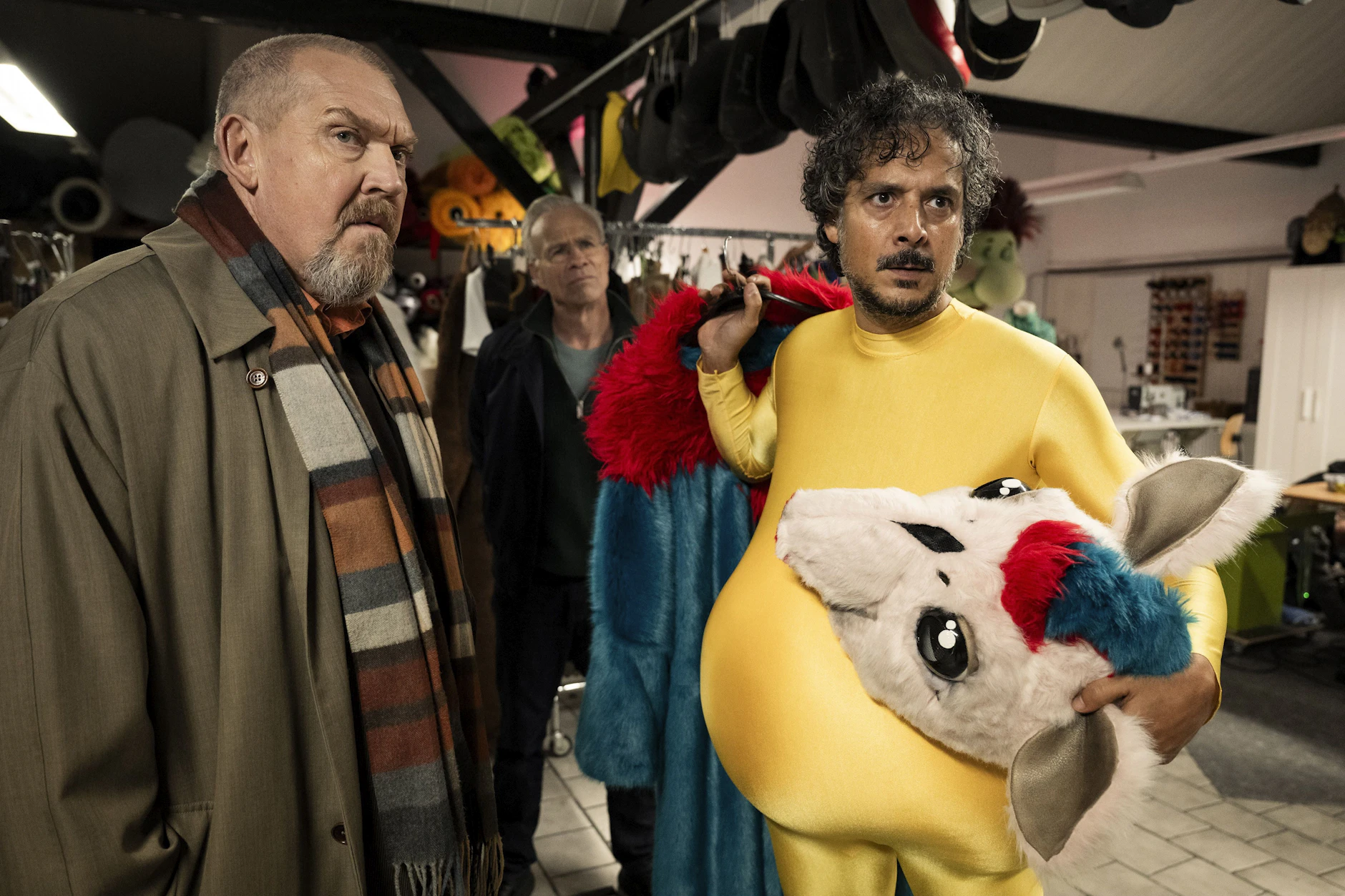 Freddy Schenk (Dietmar Bär, l) und Max Ballauf (Klaus J. Behrendt) befragen den Puppenspieler Yassins Meret (Erkan Acar, r.).