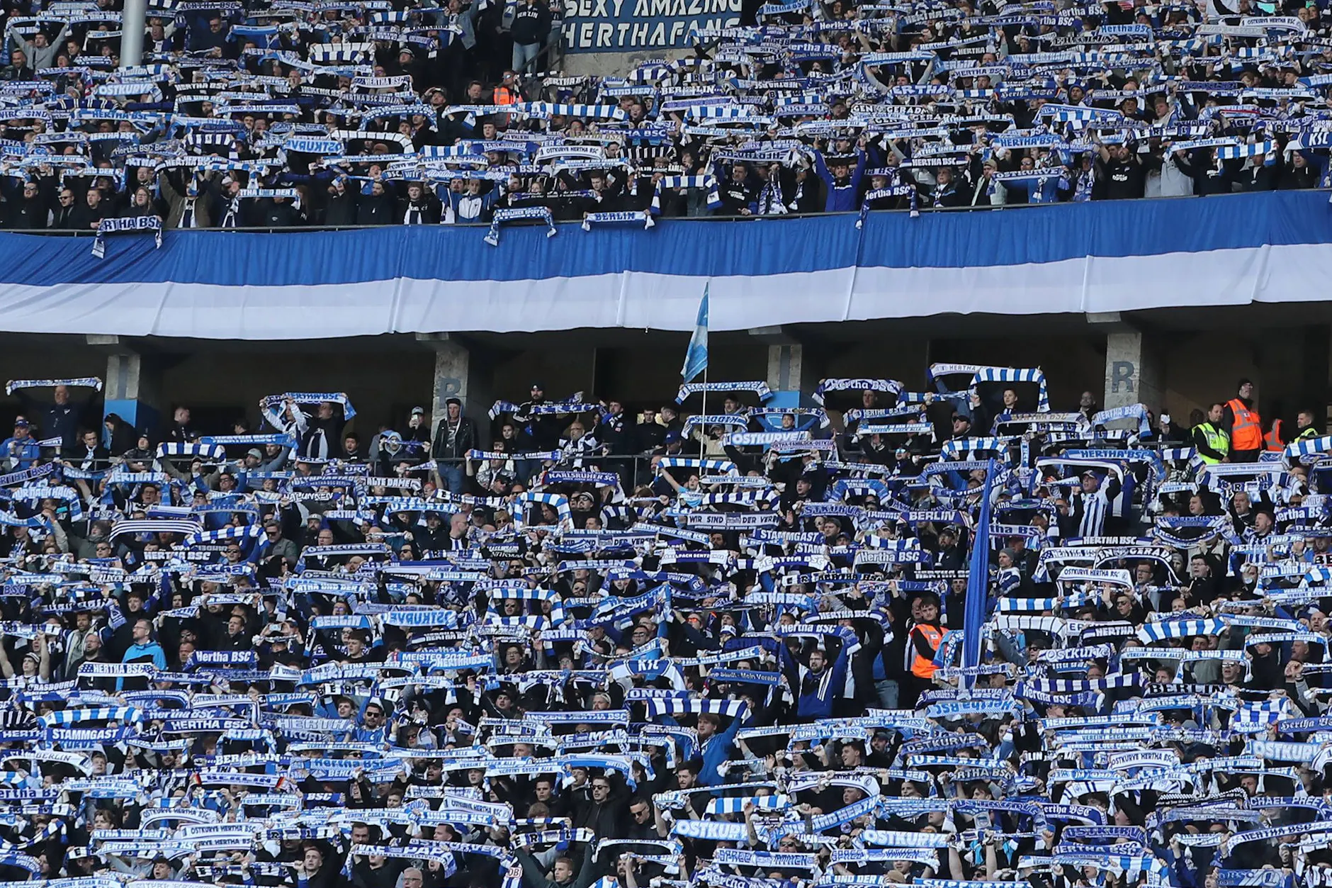 Im ersten Heimspiel nach dem Skandal-Spiel in Dresden ist das Ostkurven-Banner der Ultras von Hertha BSC gegen Kaiserslautern abgedeckt.